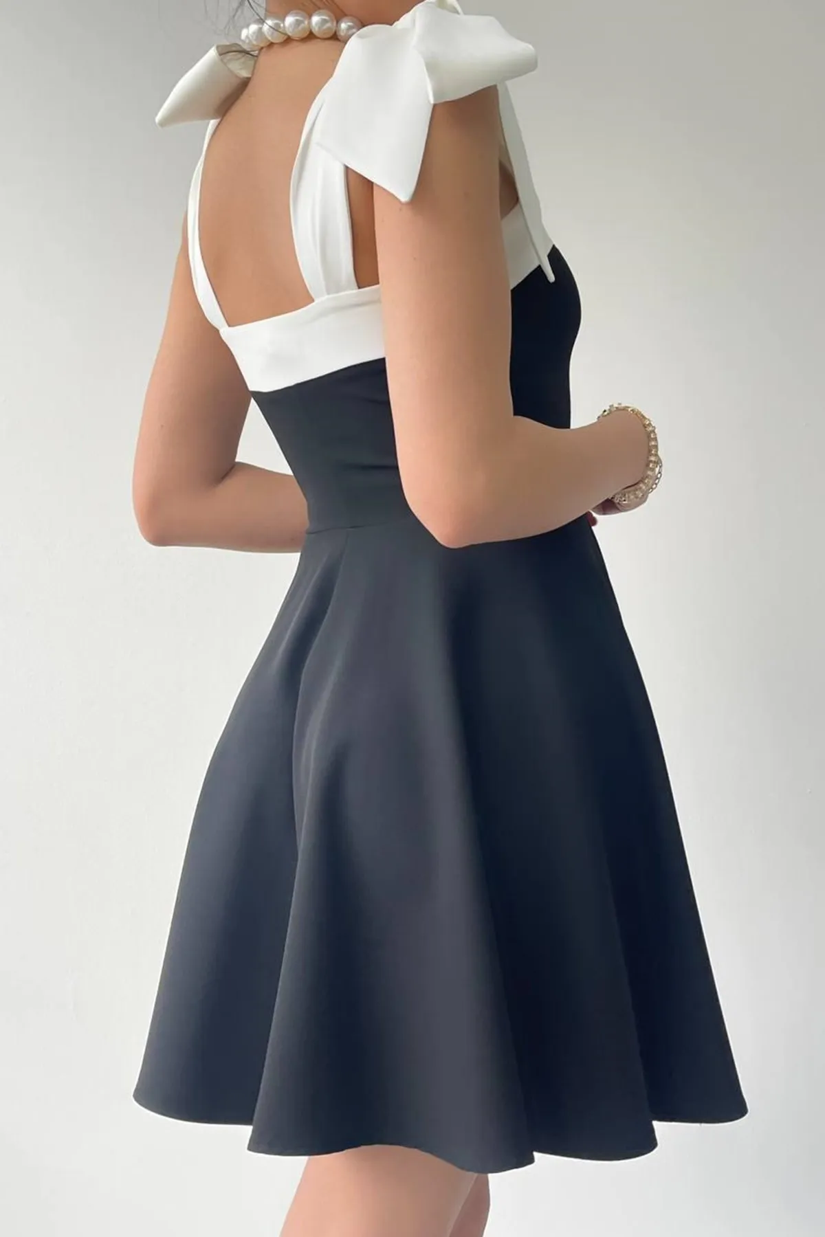 lovebox  Damen-Abendkleid aus Atlas-Stoff mit Streifendetail, trägerloser Kragen, gebundenes Trägerdesign, schwarz, ausgestelltes Mini-Abendkleid 245