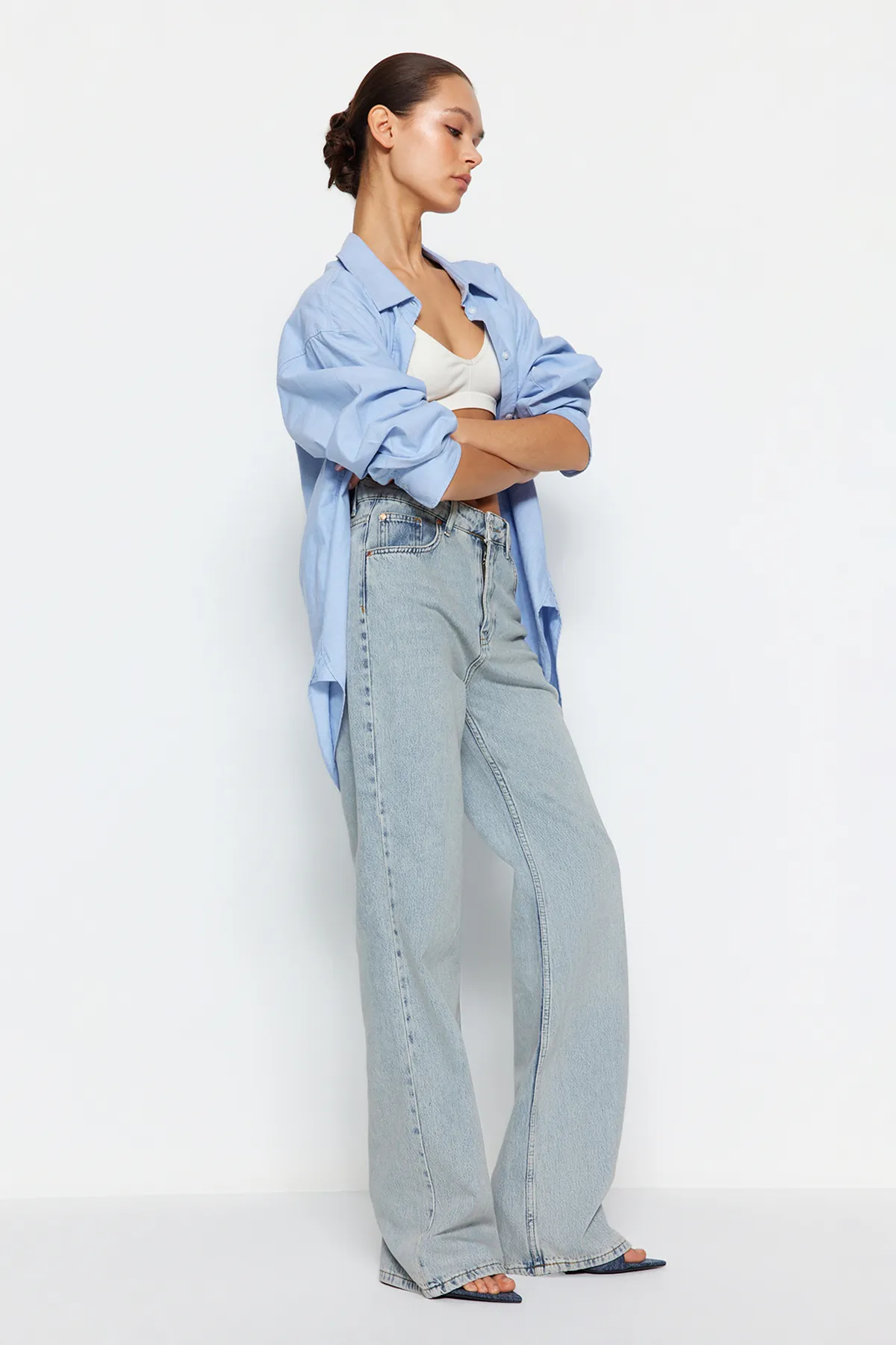 Trendyol Collection  Hellblaue Jeans mit hoher Taille und weitem Bein TWOSS24JE00022