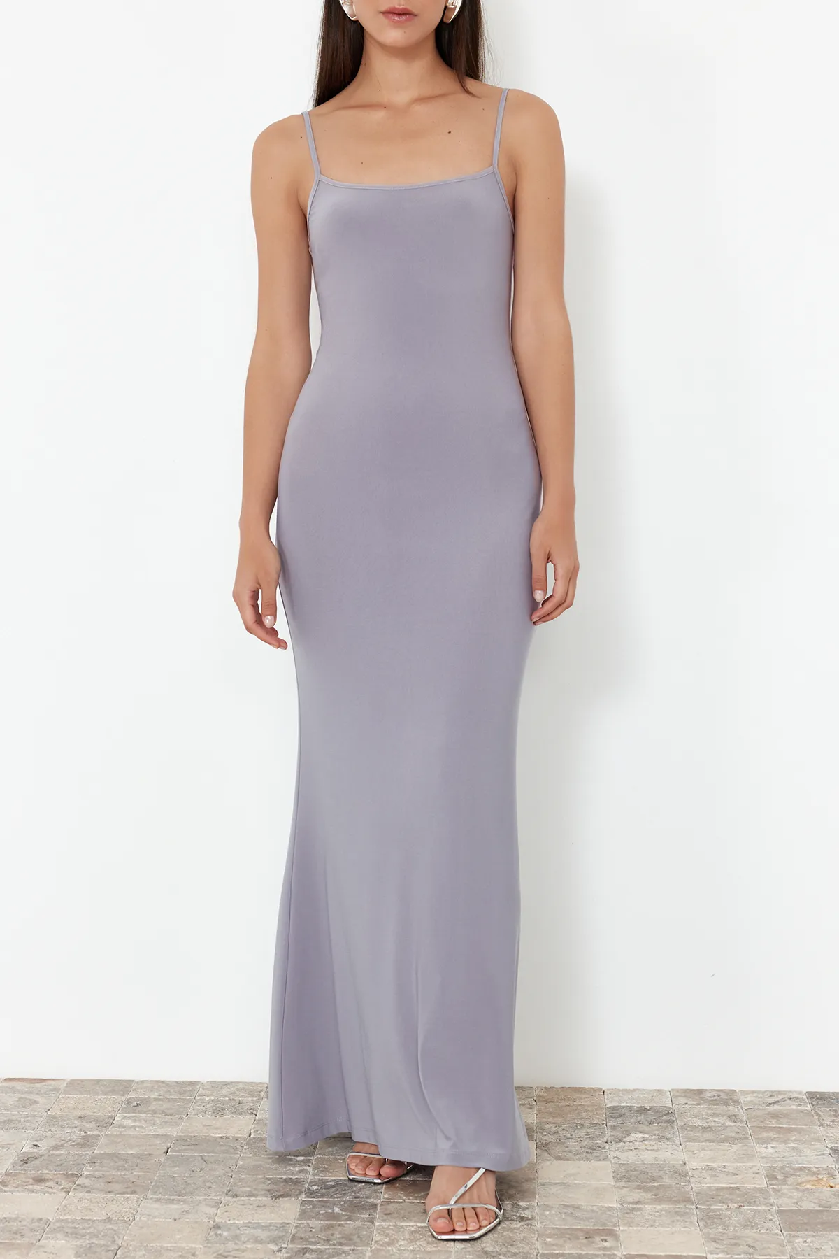 Trendyol Collection  Graues Maxi-Maxikleid mit tailliertem/taillierten Trägern und flexiblem Strickmuster TWOSS23EL02435