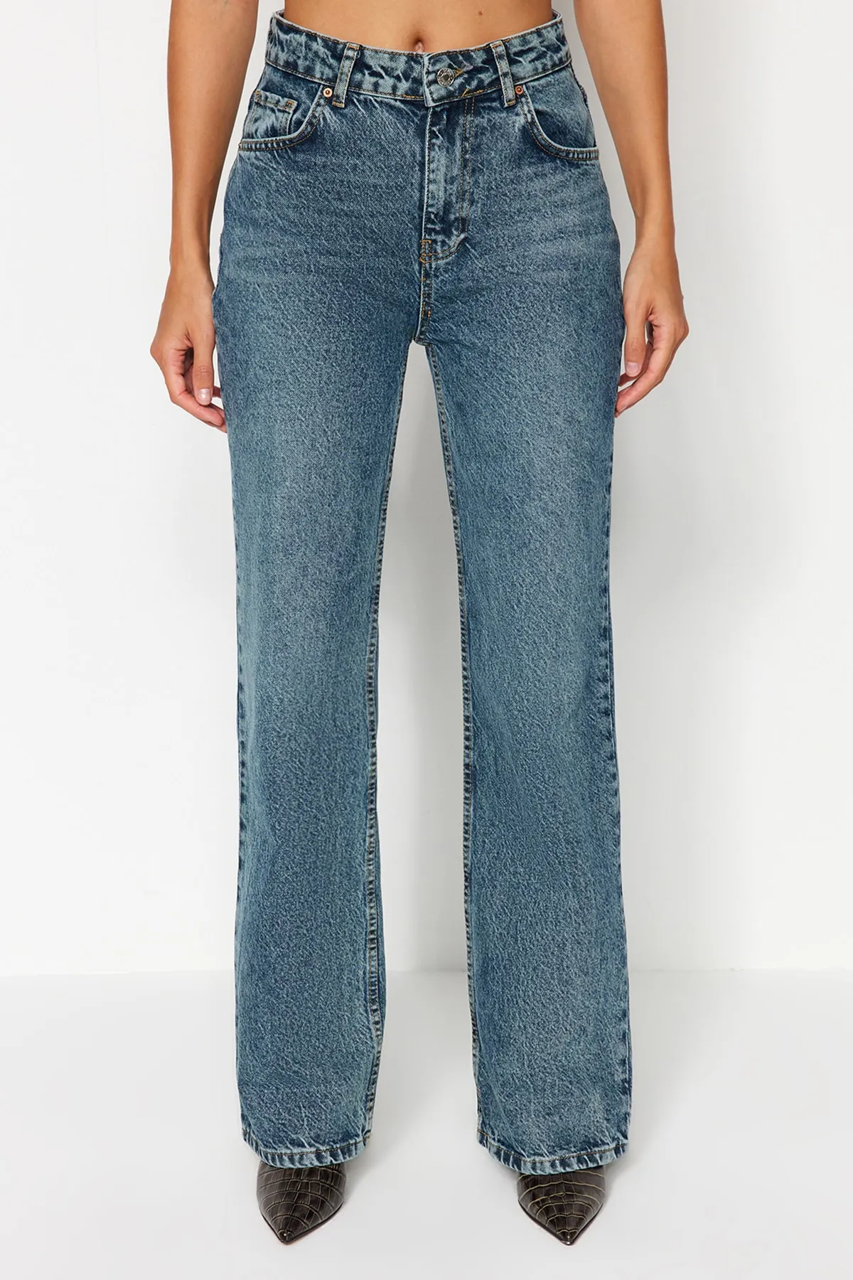 Trendyol Collection  Jeans mit hoher Taille und weitem Bein in blassblauem Vintage-Effekt TWOAW24JE00089