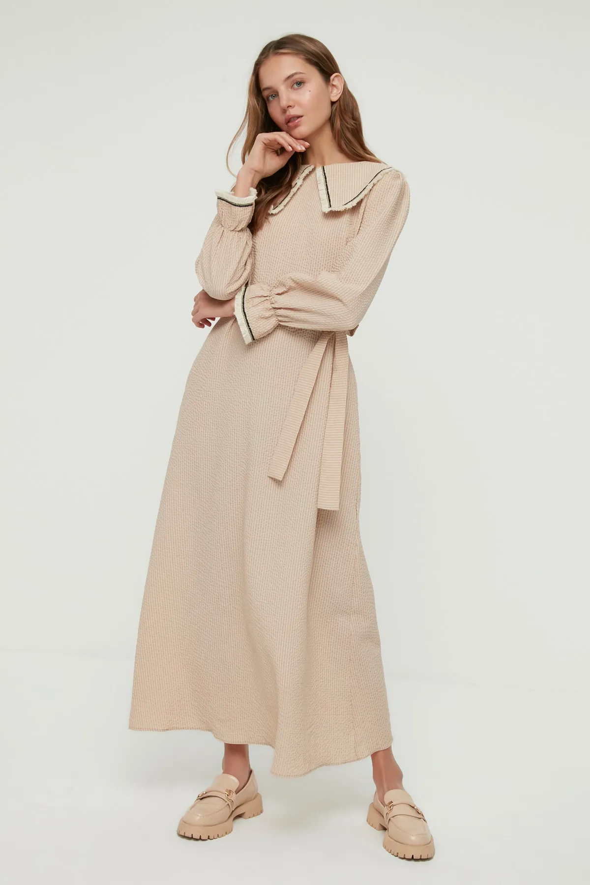 Trendyol Modest  Beiges gestreiftes Babykleid aus gewebter Baumwolle mit Kragen und Gürtel TCTSS22EB0014