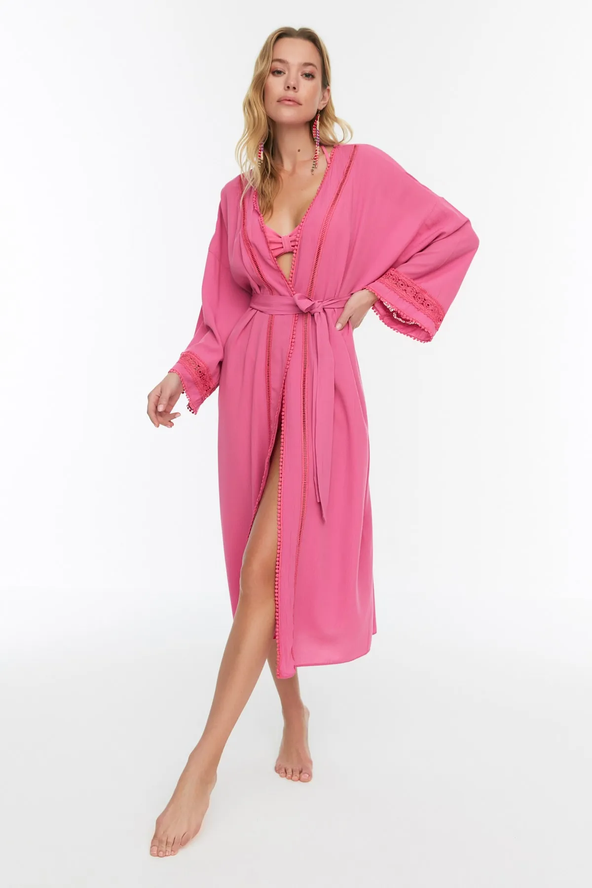Trendyol Collection  Rosafarbener Midi-Kimono und -Kaftan aus 100 % Baumwolle mit Gürtel und Webband-Zubehör TBESS21KM0008