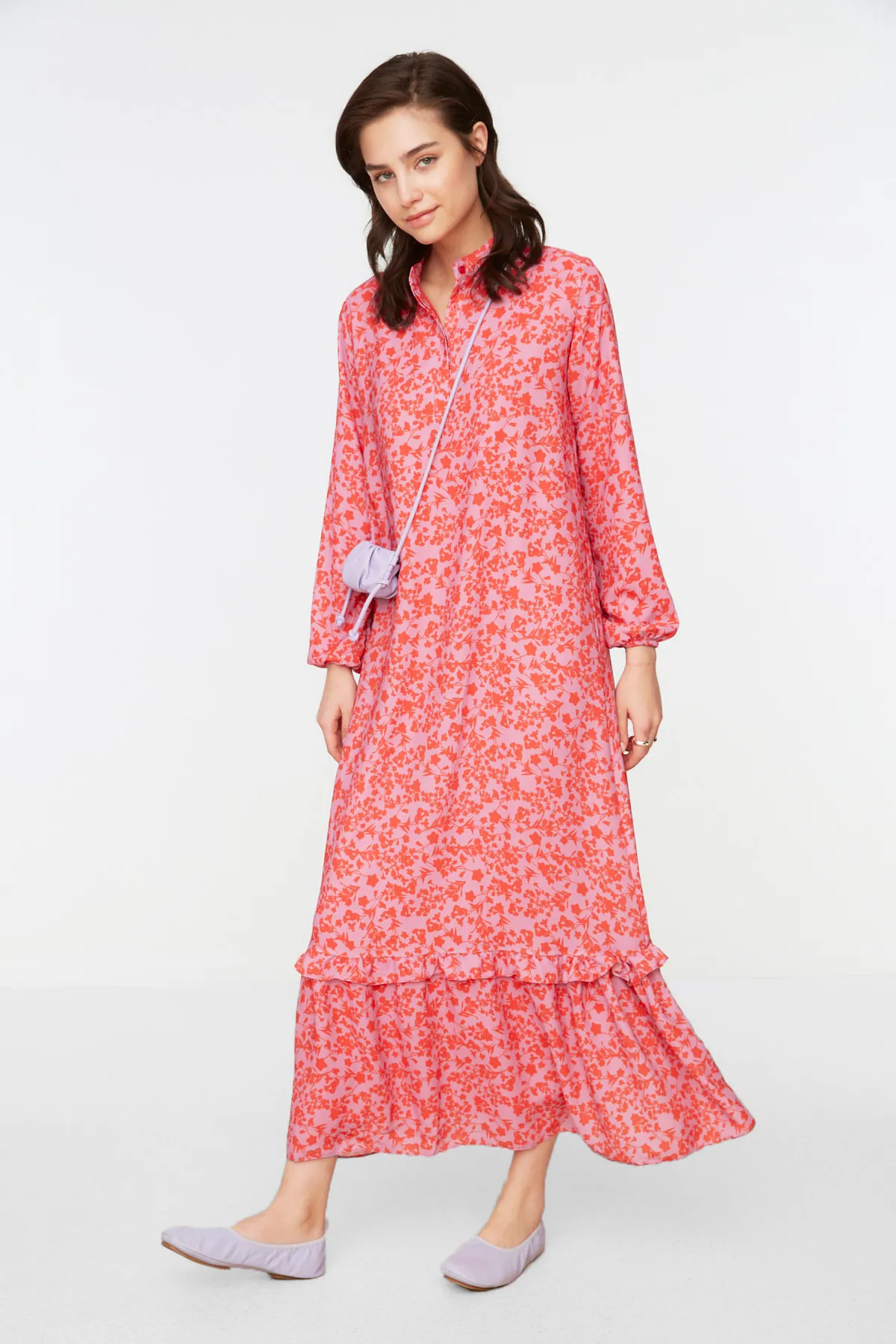 Trendyol Modest  Rotes, gewebtes Kleid mit Blumenmuster, halber Knopfleiste und Rüschenspitze, gefüttert TCTSS21EL3353