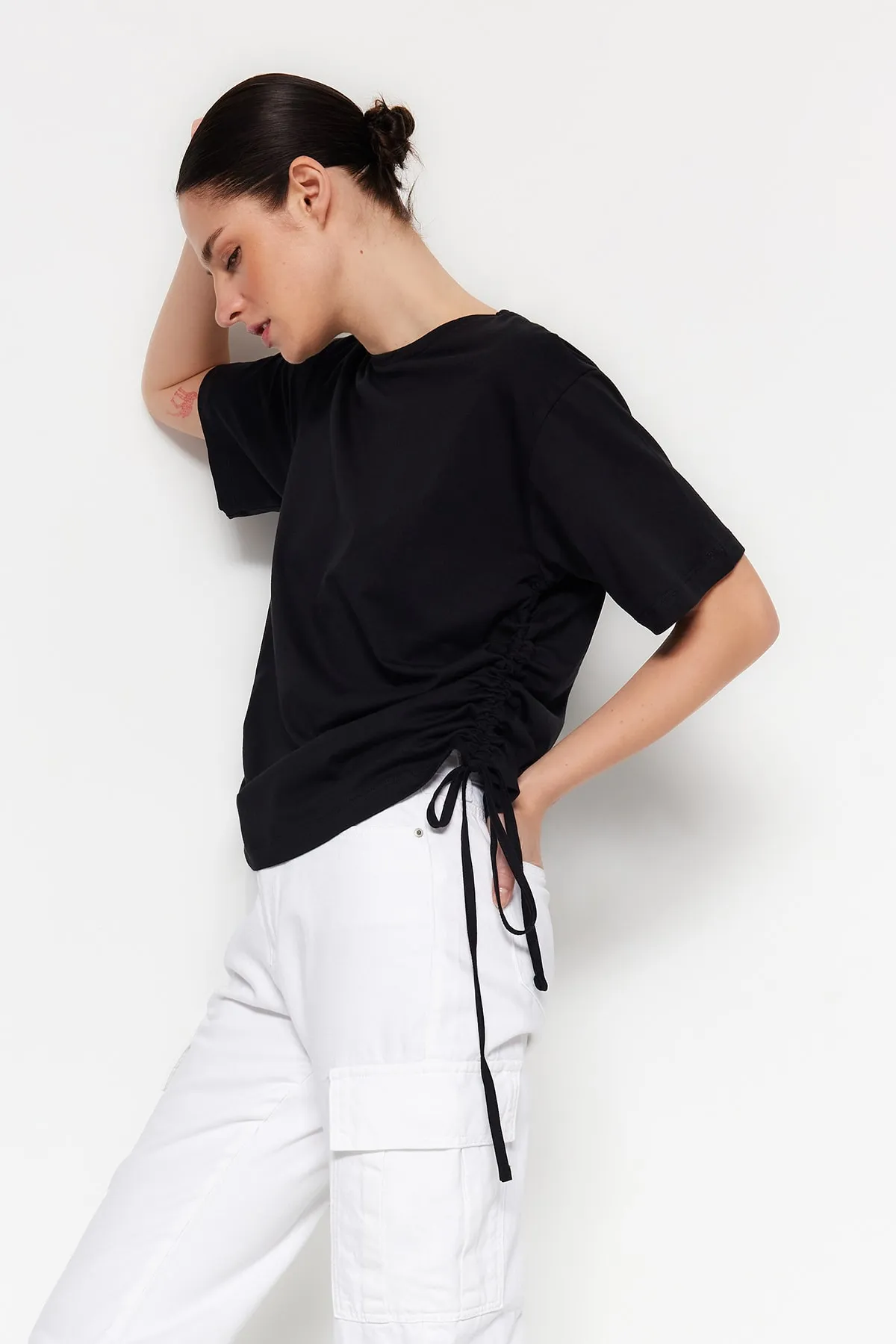 Trendyol Collection  Baumwoll-T-Shirt mit Boyfriend-Fit-Rücken und Aufdruck – Rundhalsausschnitt, Kordelzugdetail, Schwarz, 100 % Baumwolle TWOSS23TS00150