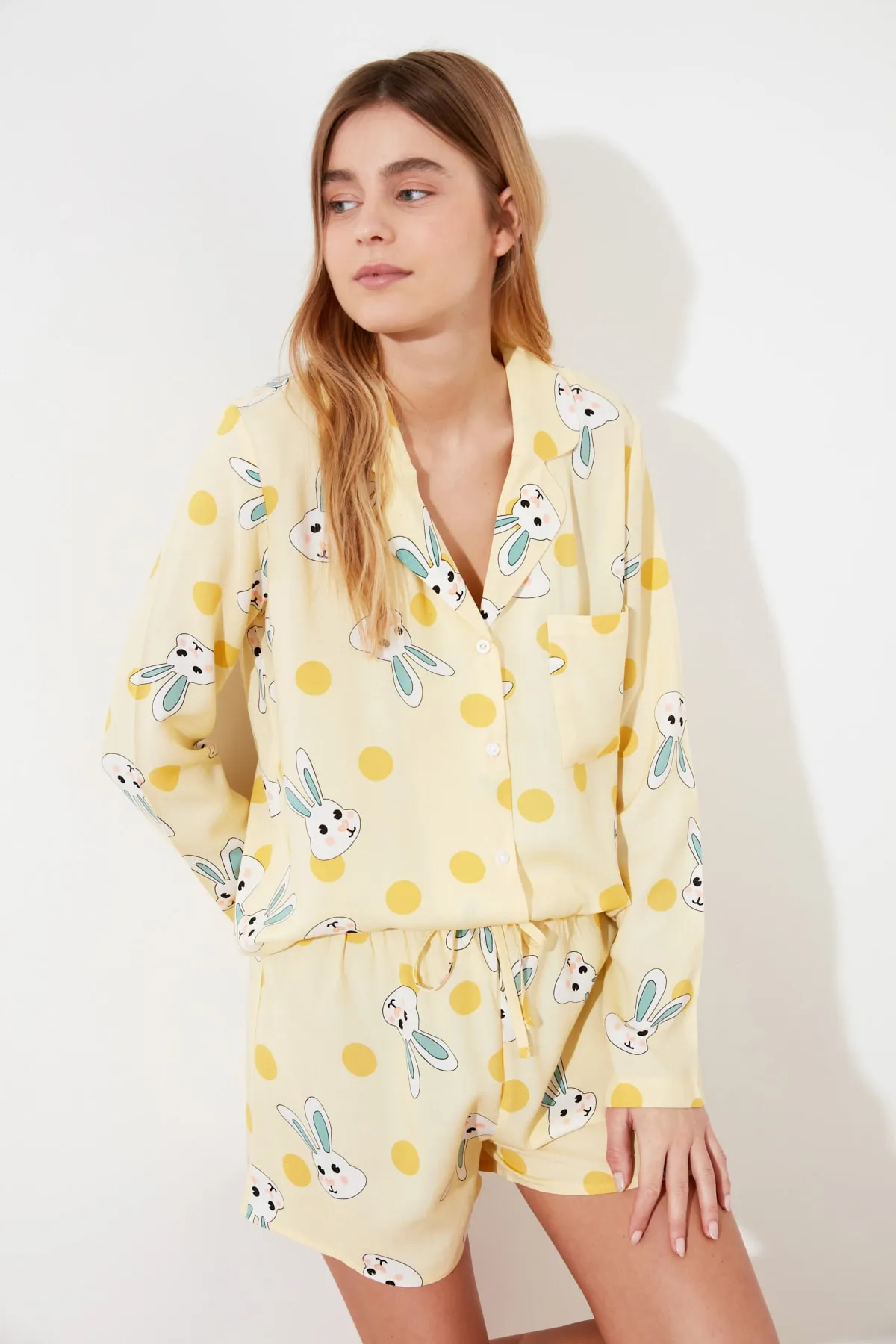 Trendyol Collection  Gelbes Pyjama-Set aus Viskose mit Kaninchenmuster und Hemd und Shorts THMSS21PT0302
