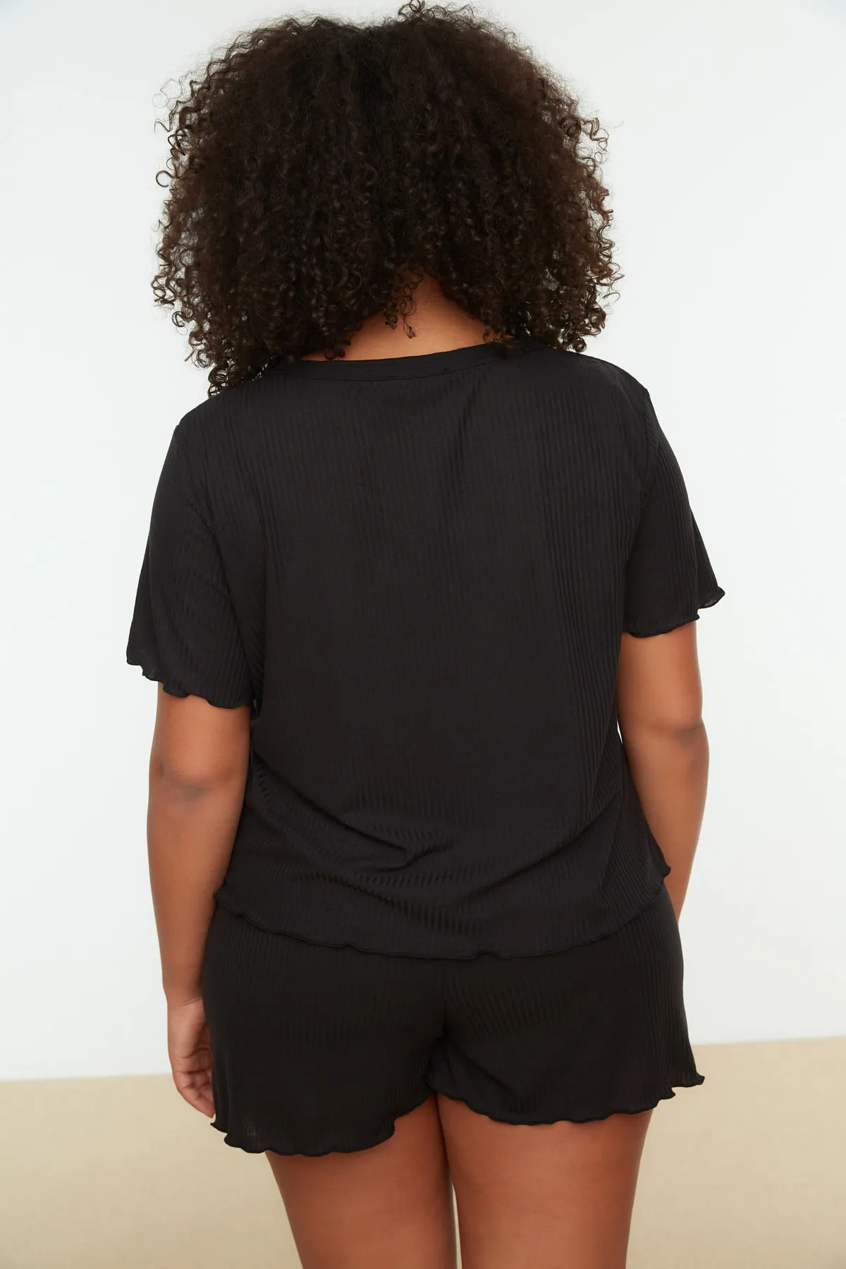 Trendyol Curve  Schwarzes Pyjama-Set aus Strick mit V-Ausschnitt und Knöpfen TBBSS22PT0215