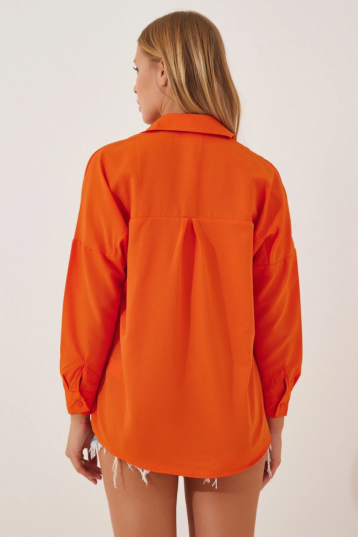 Happiness İstanbul  Kräftiges oranges Oversize-Lang-Basic-Shirt für Damen DD00842