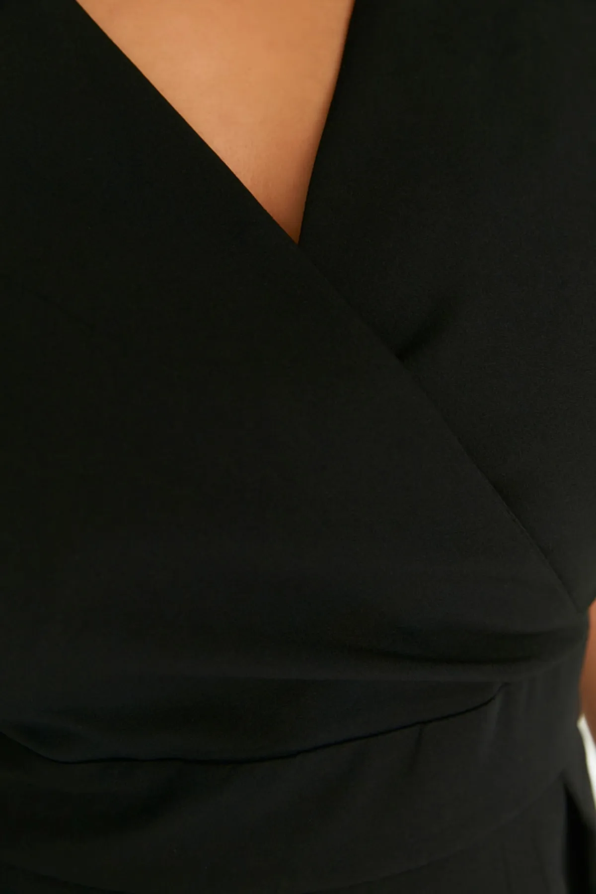 Trendyol Curve  Schwarzes gewebtes Kleid mit zweireihigem Kragen TBBSS22EL2825