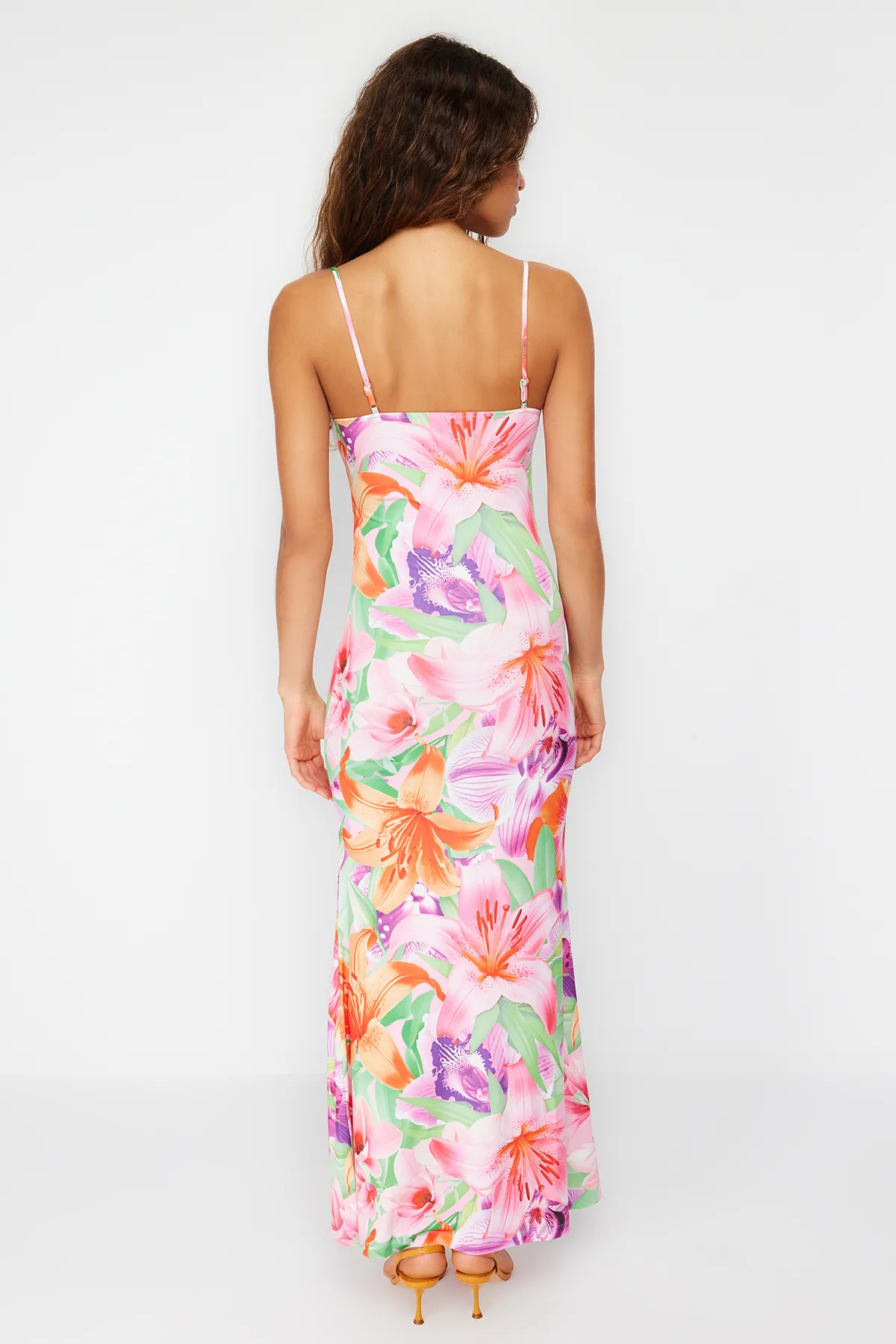 Trendyol Collection  Mehrfarbiges, florales, figurbetontes Maxi-Bleistiftkleid mit Trägern und dehnbarem Strick TWOSS23EL02435
