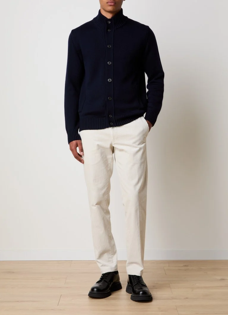 Cardigan Hamilton de la Oscar Jacobson, confecționat din lână virgină fină, cu buzunare laterale.
