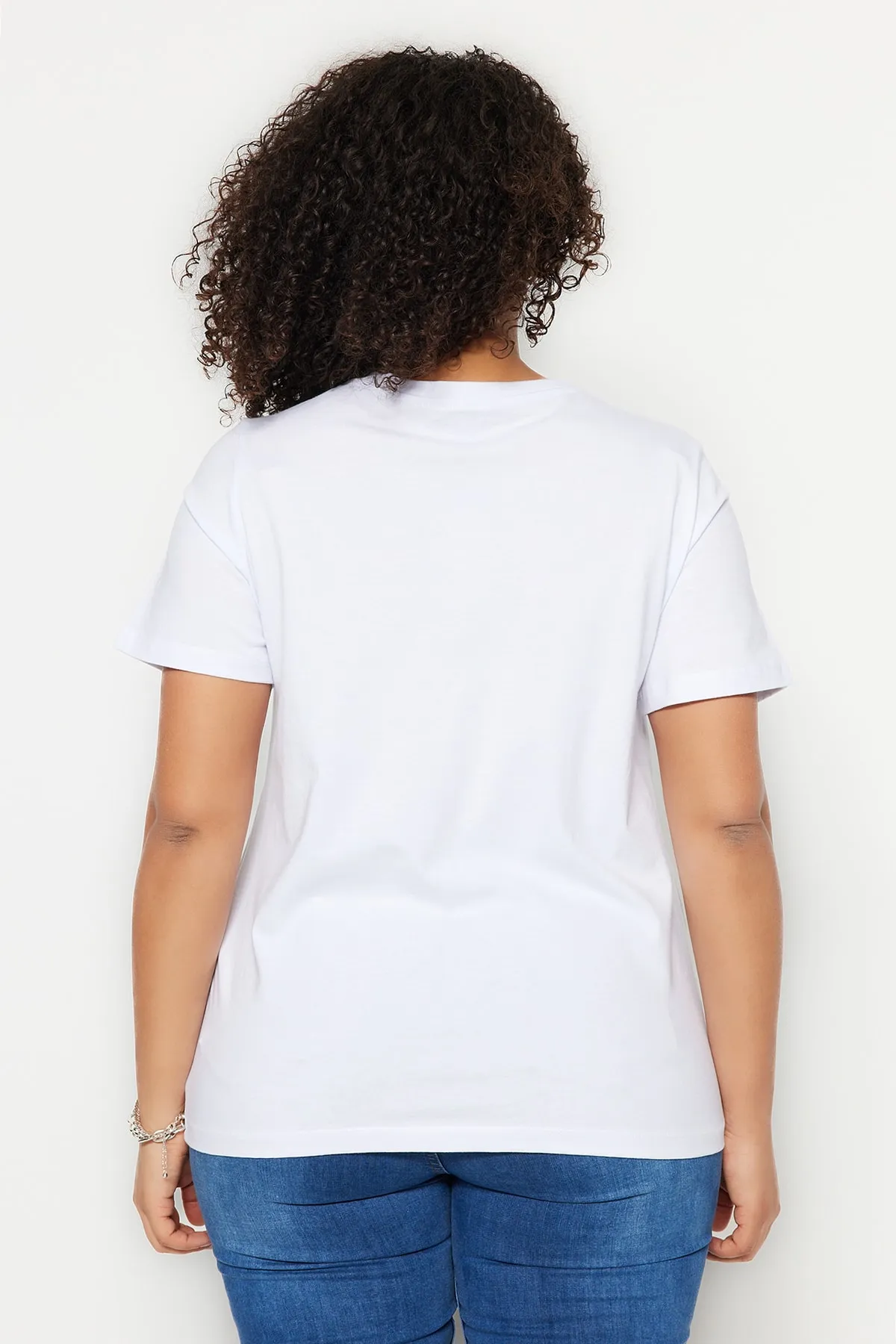 Trendyol Curve  Weißes Basic-Strick-T-Shirt mit V-Ausschnitt TBBSS22BF0028