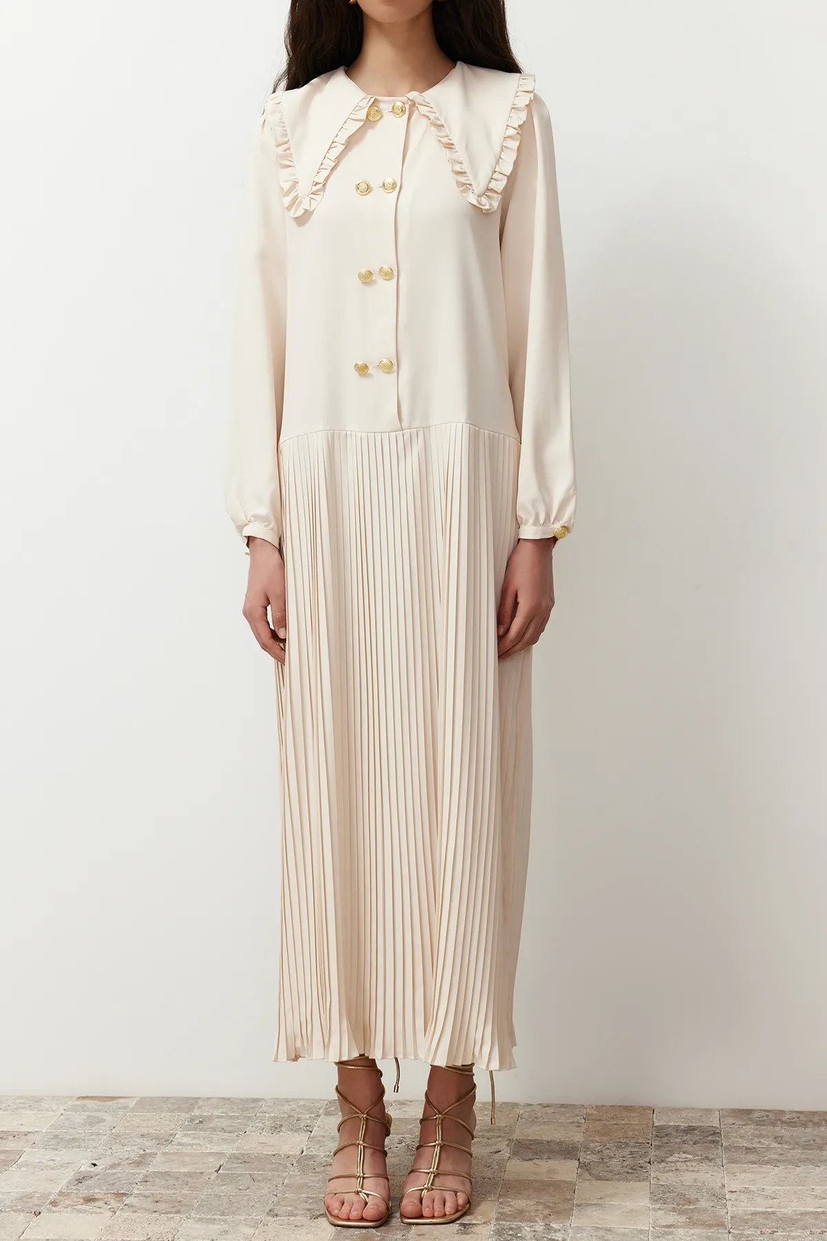 Trendyol Modest  Beiges plissiertes Kleid aus Webstoff mit Babykragen und goldenen Knöpfen TCTSS24EB00196
