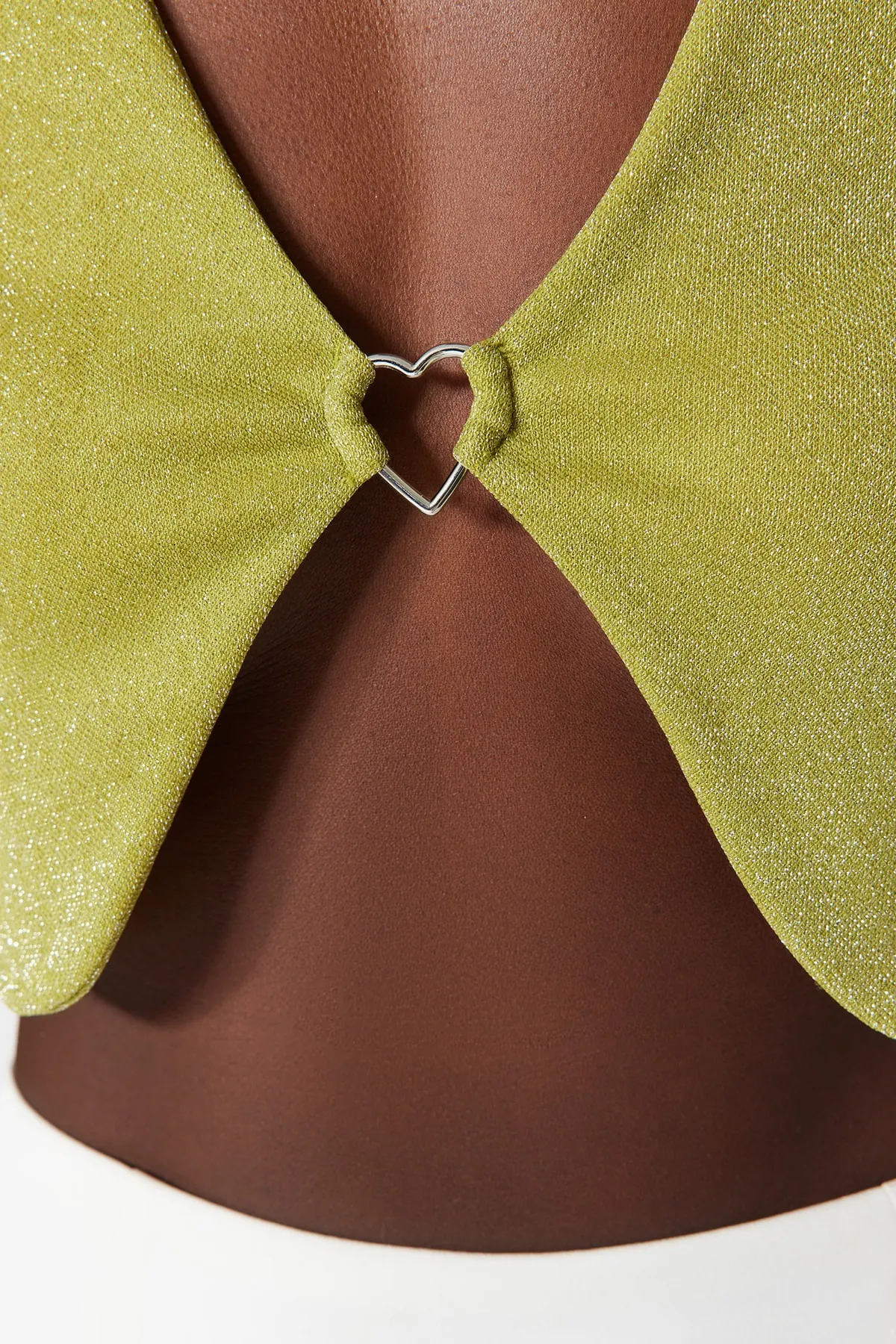 Trendyol Collection  Hellgrünes Crop-Strick-Bustier mit Fenster/Ausschnitt und detailliertem Accessoire TPRSS23BS00044