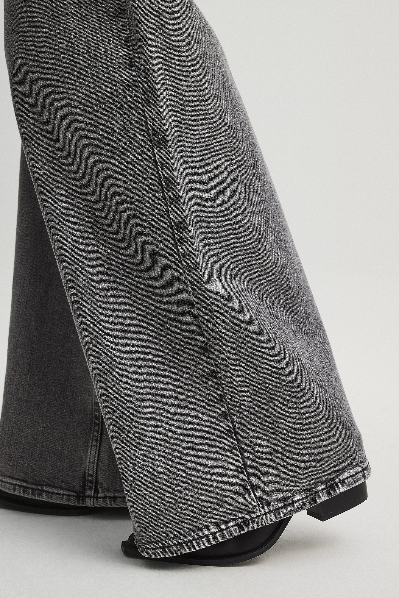 Weite Jeans mit niedriger Taille und Nahtdetails
