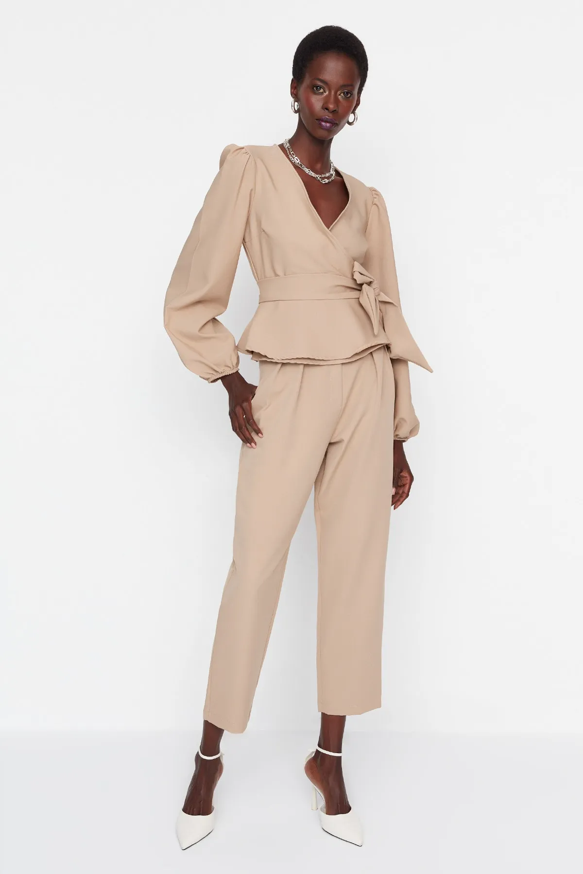 Trendyol Collection  Nerzfarbene Webhose mit Gürtel TWOAW23PL00224