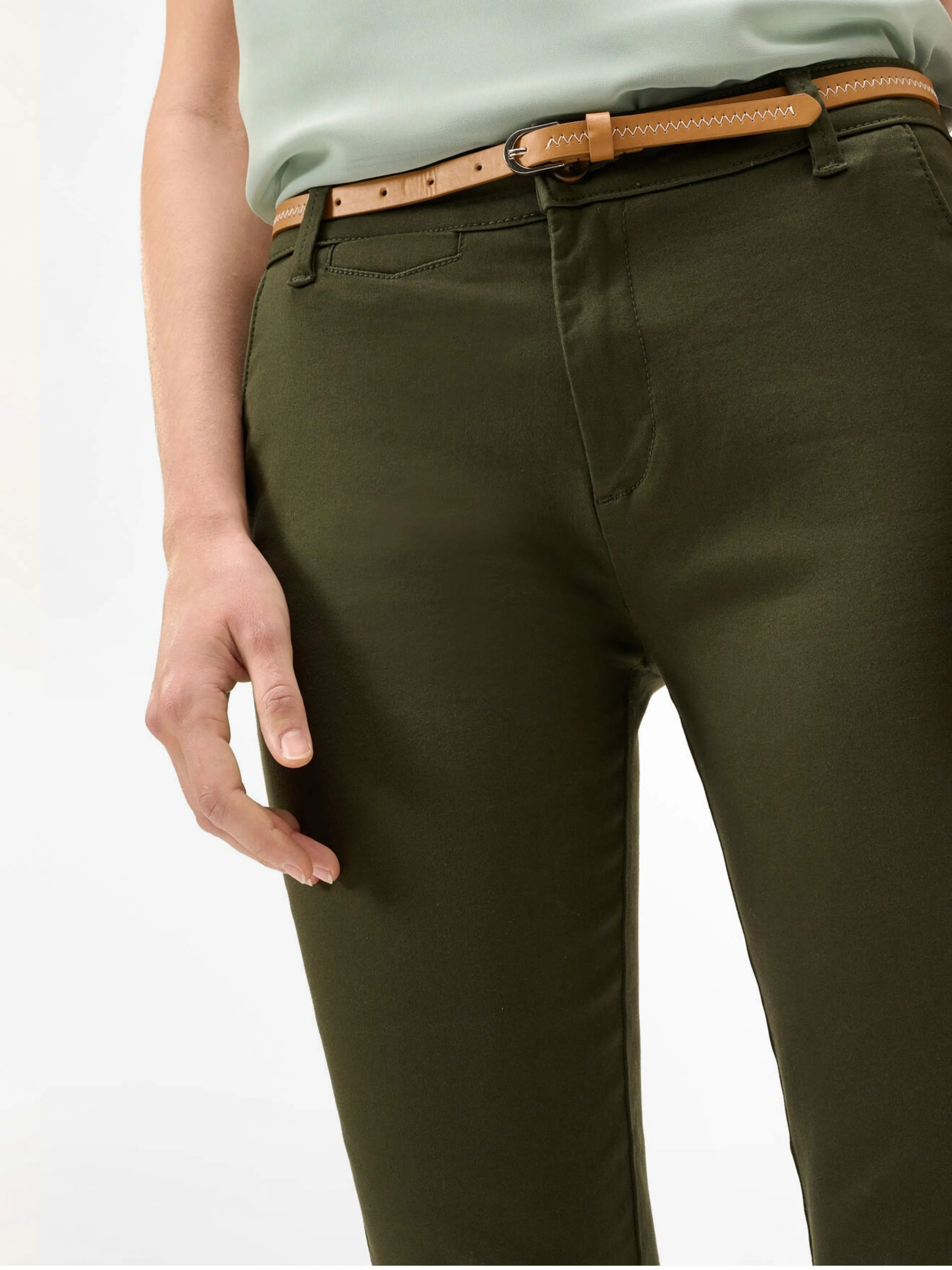 Khakifarbene abgeschnittene Chino Hose mit Gürtel ORSAY