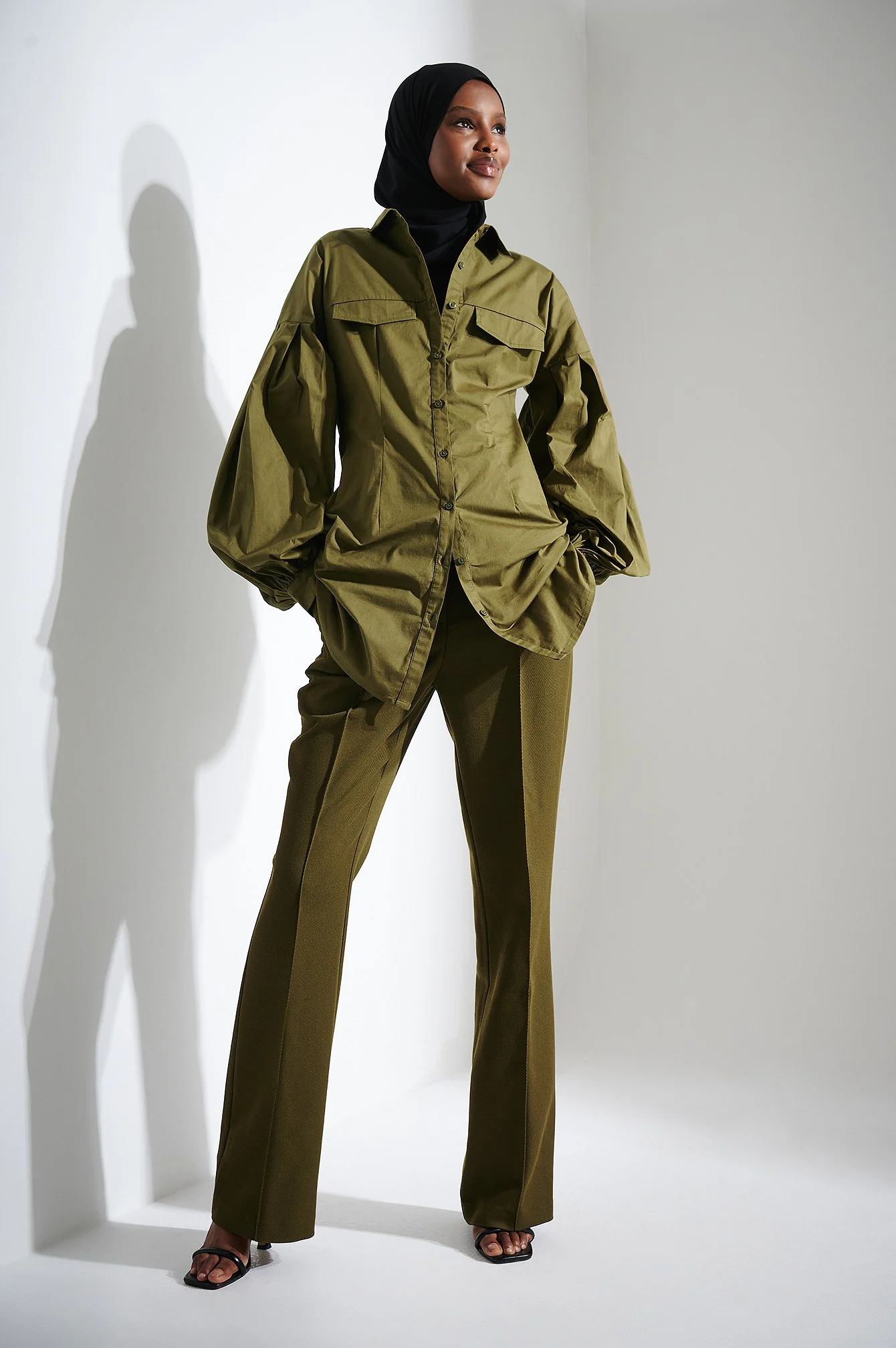 Kleid mit weiten Ärmeln und markanter Taille