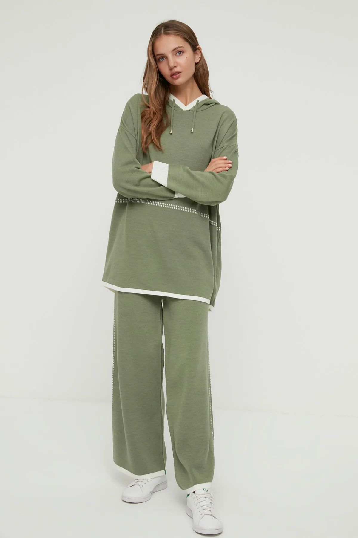 Trendyol Modest  Mintgrünes Strickset aus Sweatshirt und Hose mit Kapuze und Kontrastnähten TCTAW22US0125