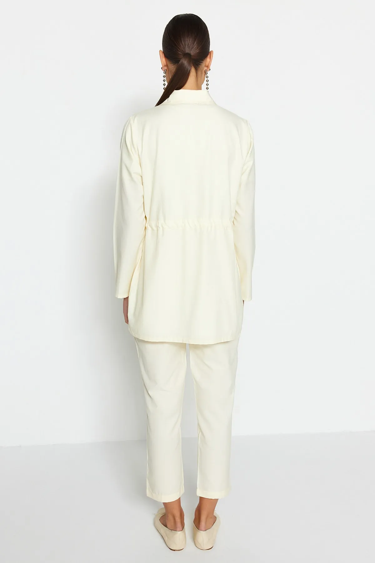 Trendyol Modest  Cremefarbenes Hemd-Hosen-Set aus gewebter Baumwolle mit Kordelzug und Taschendetail TCTSS23US00092