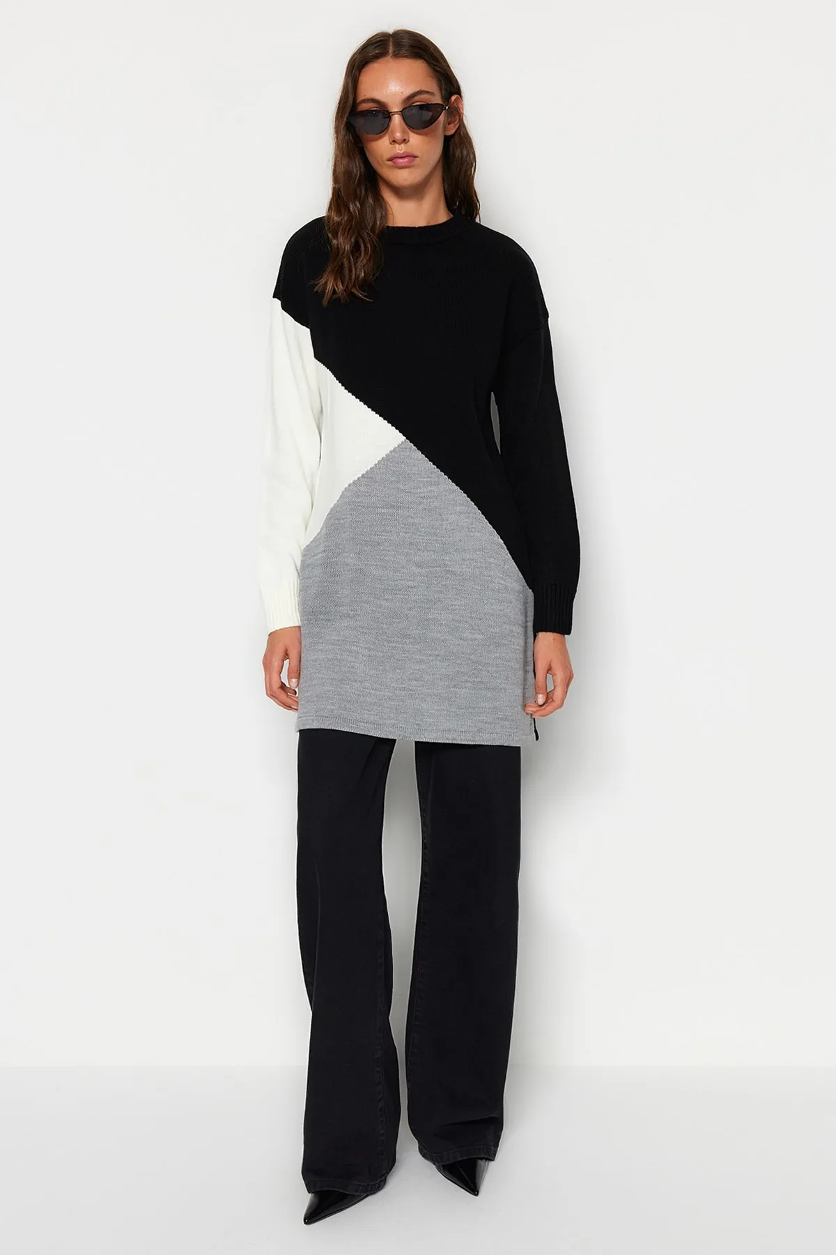 Trendyol Modest  Schwarzer Farbblock-Strickpullover TCTAW24AK00008