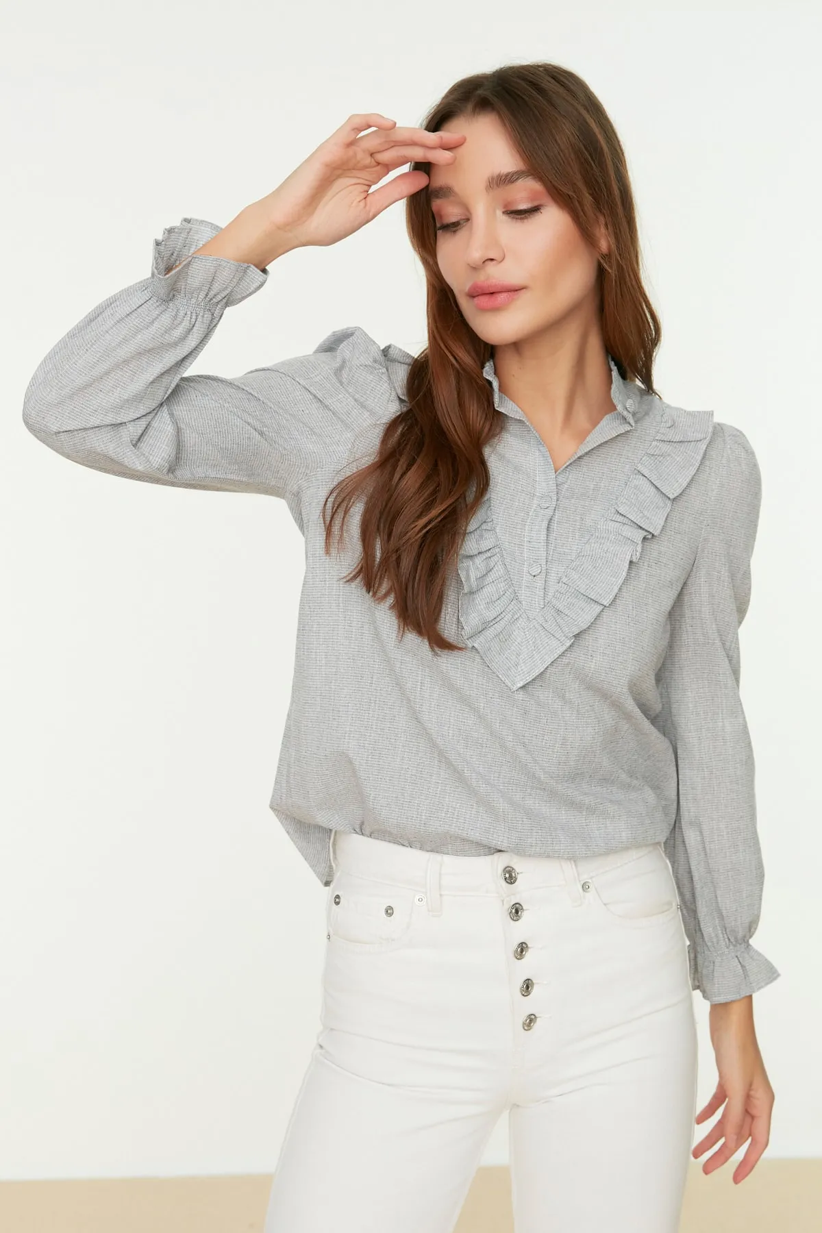 Trendyol Collection  Graue, gerüschte Webbluse TWOSS21BZ0325