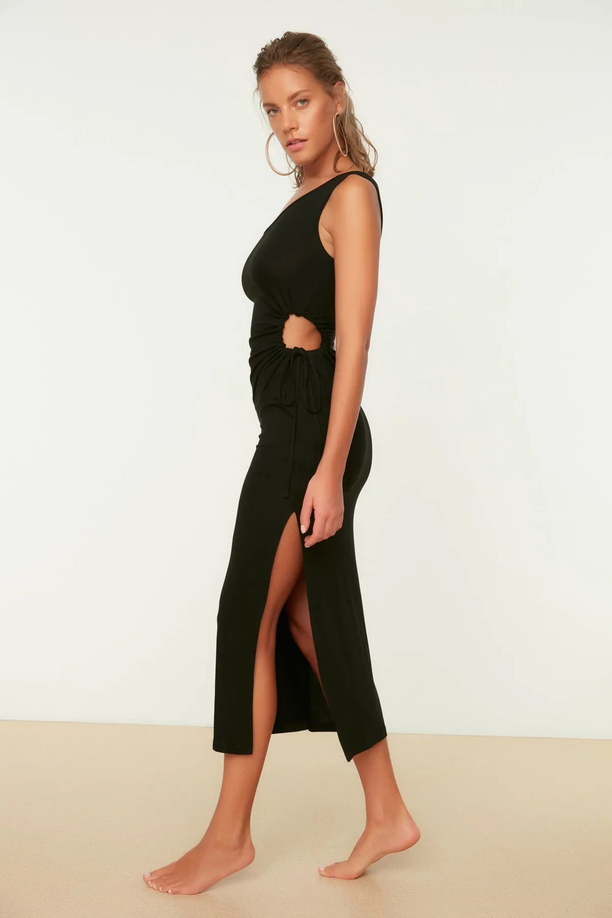 Trendyol Collection  Schwarzes, figurbetontes, gestricktes Maxi-Strandkleid mit Ausschnitten und Fenstern TBESS22EL0023