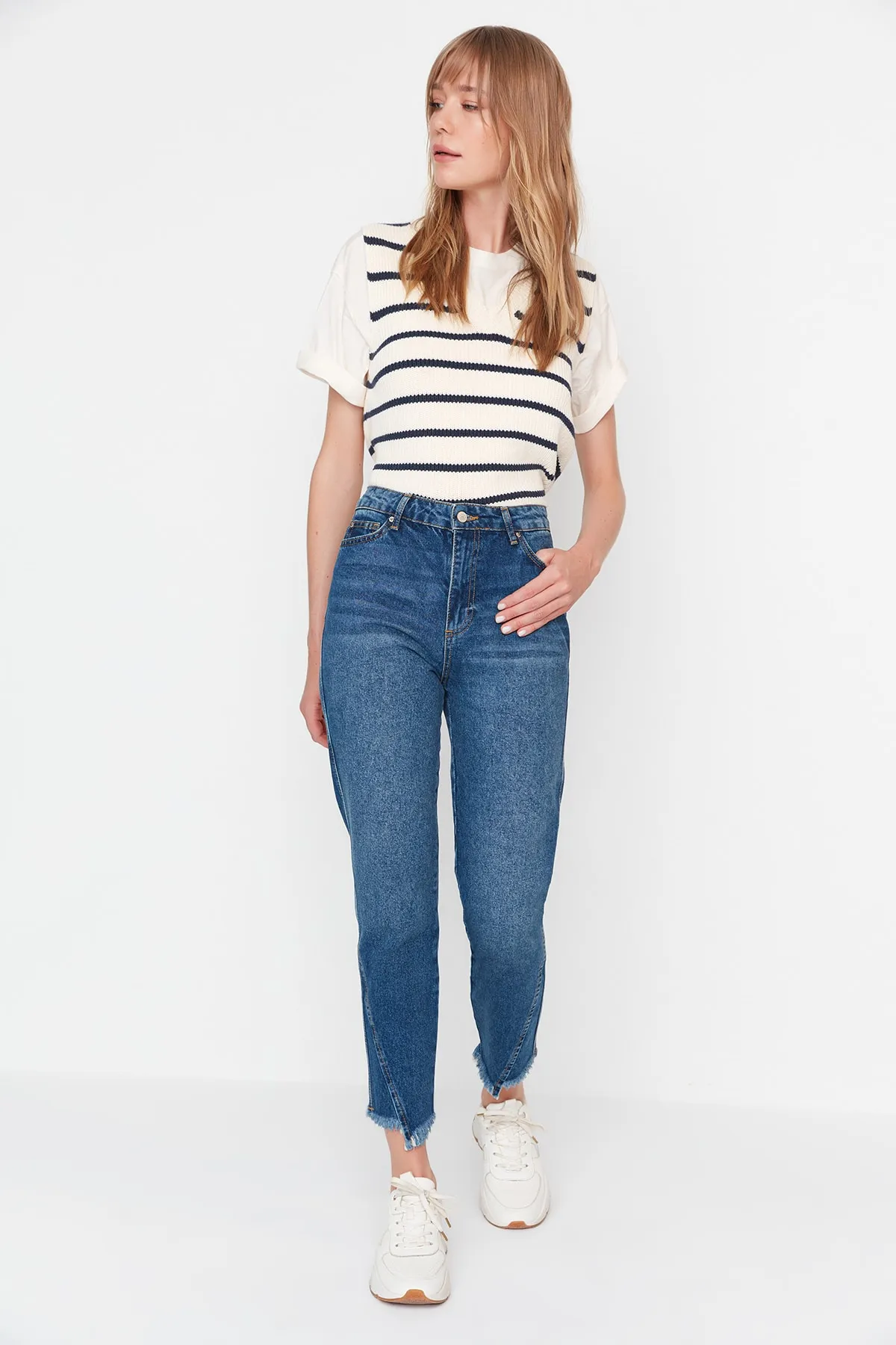 Trendyol Collection  Blaue, nachhaltigere Mom-Jeans mit hoher Taille und Beindetail TWOAW23JE00381