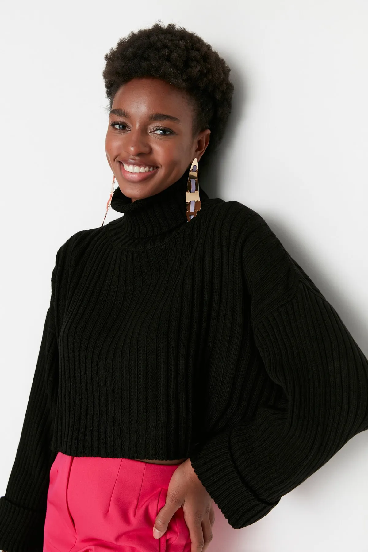 Trendyol Collection  Schwarzer kurzer Basic-Strickpullover TWOAW22KZ0223
