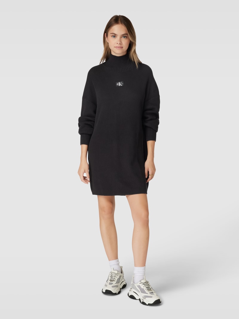 Strickkleid mit Stehkragen und Label-Patch in schwarz