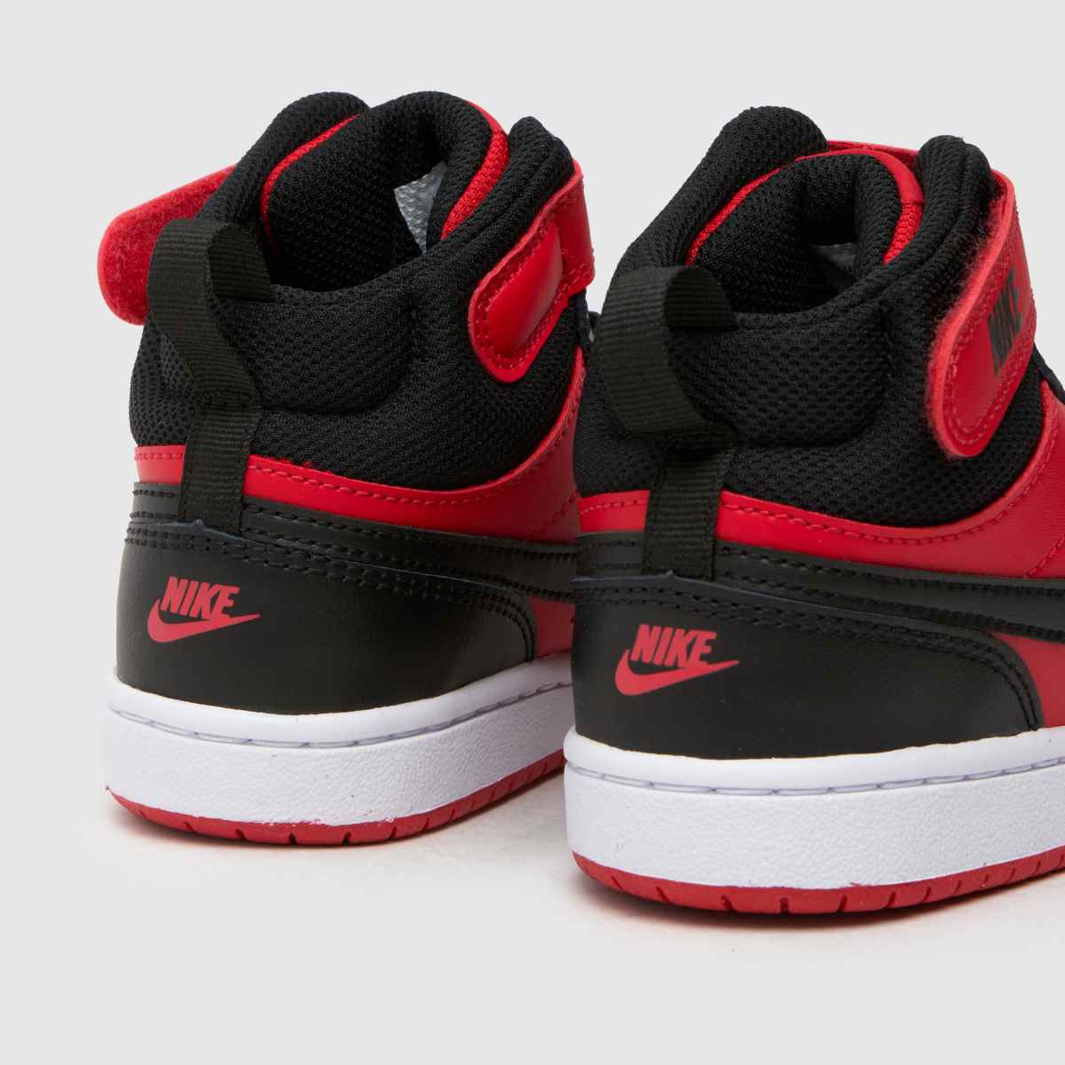 Rdeči športni copati Nike Multi Court Borough Mid 2 za fante in otroke