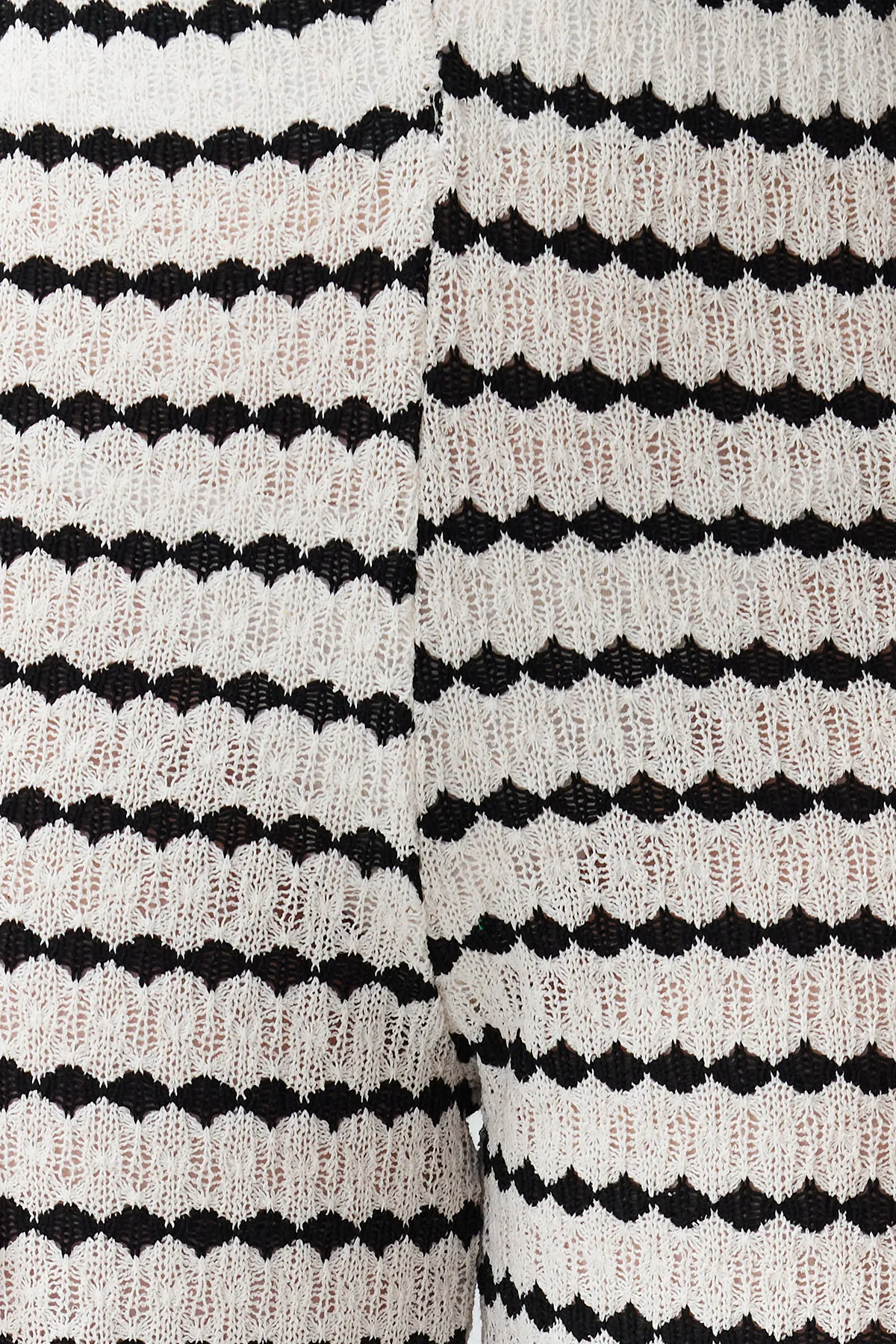 Trendyol Collection  Ecrufarbene, gestreifte Hose in Strickoptik mit geradem Schnitt TWOSS24PL00101