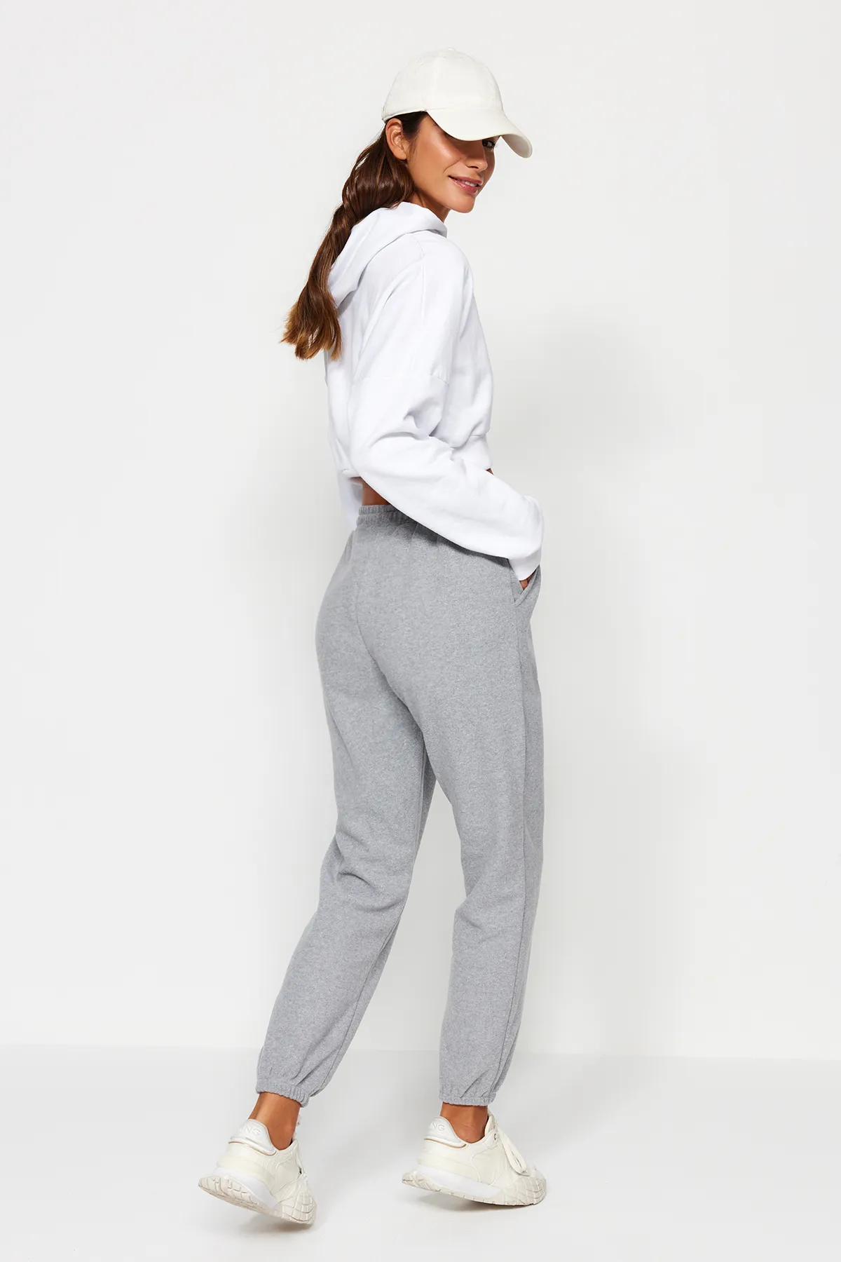 Trendyol Collection  Graue Thessaloniki-Sport-Jogginghose mit bequemer Passform und Taschenstrick TWOAW21EA0168