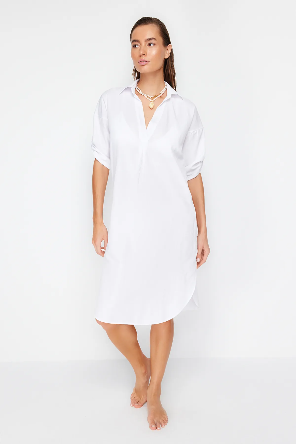 Trendyol Collection  Weißes Midi-Strandkleid mit gewebtem Schlitz TBESS21EL3847