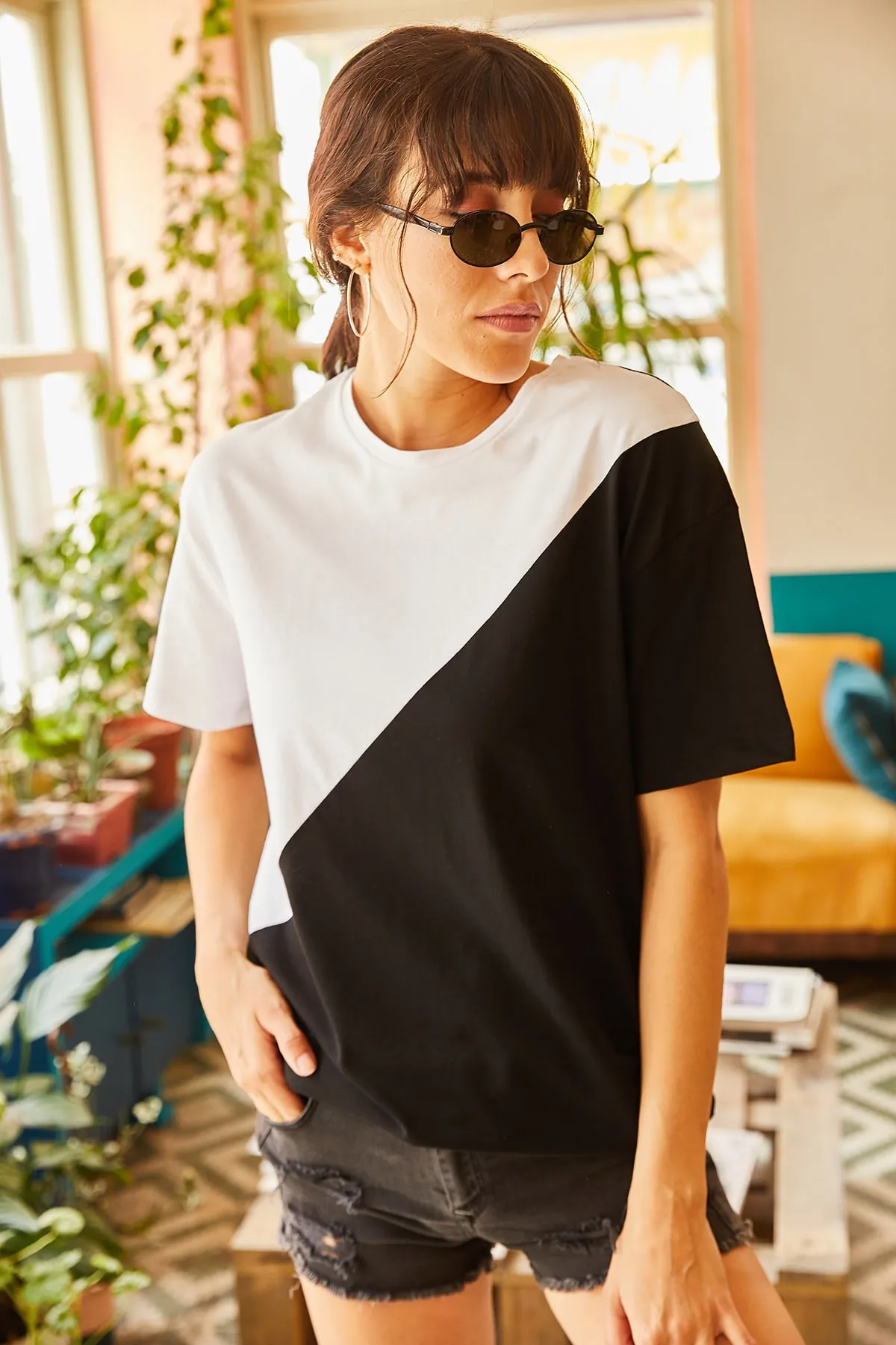Olalook  Weißes asymmetrisches Block-T-Shirt für Damen TSH-19000350