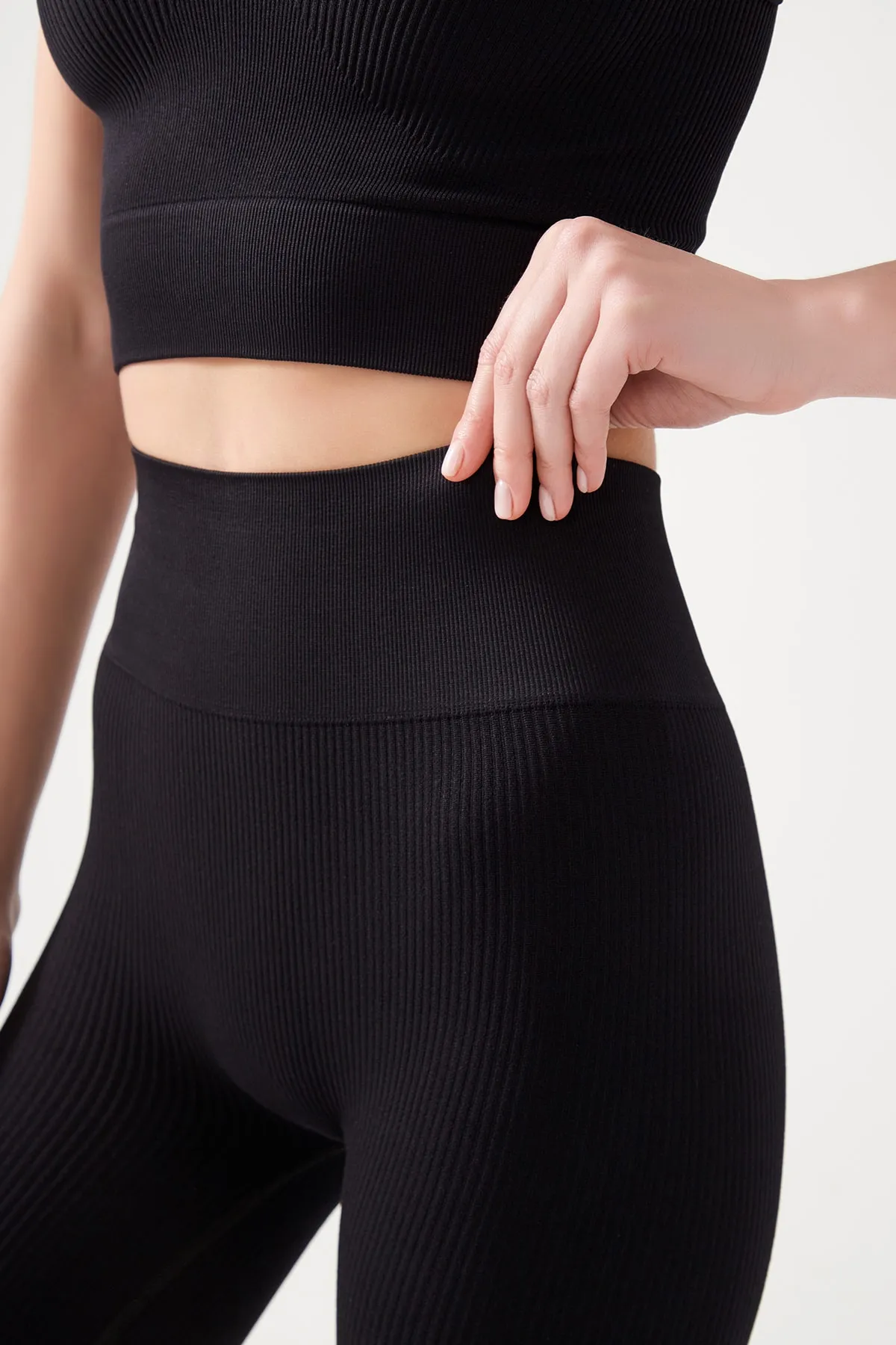 LOS OJOS  Schwarze gerippte Leggings mit hoher Taille für Damen, kurze Sport-Leggings mit geripptem Biker-Motiv