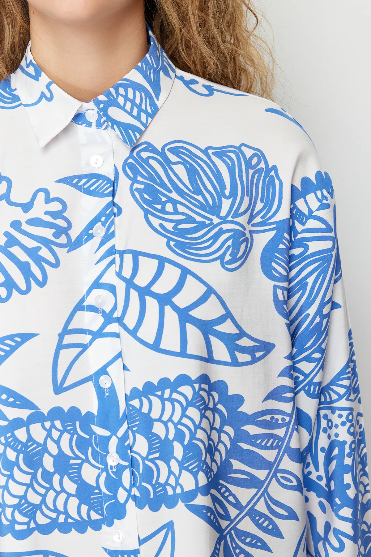 Trendyol Collection  Gemustertes, übergroßes/weites, gewebtes Hemd mit blauen Lilien-Stoff TWOSS24GO00096