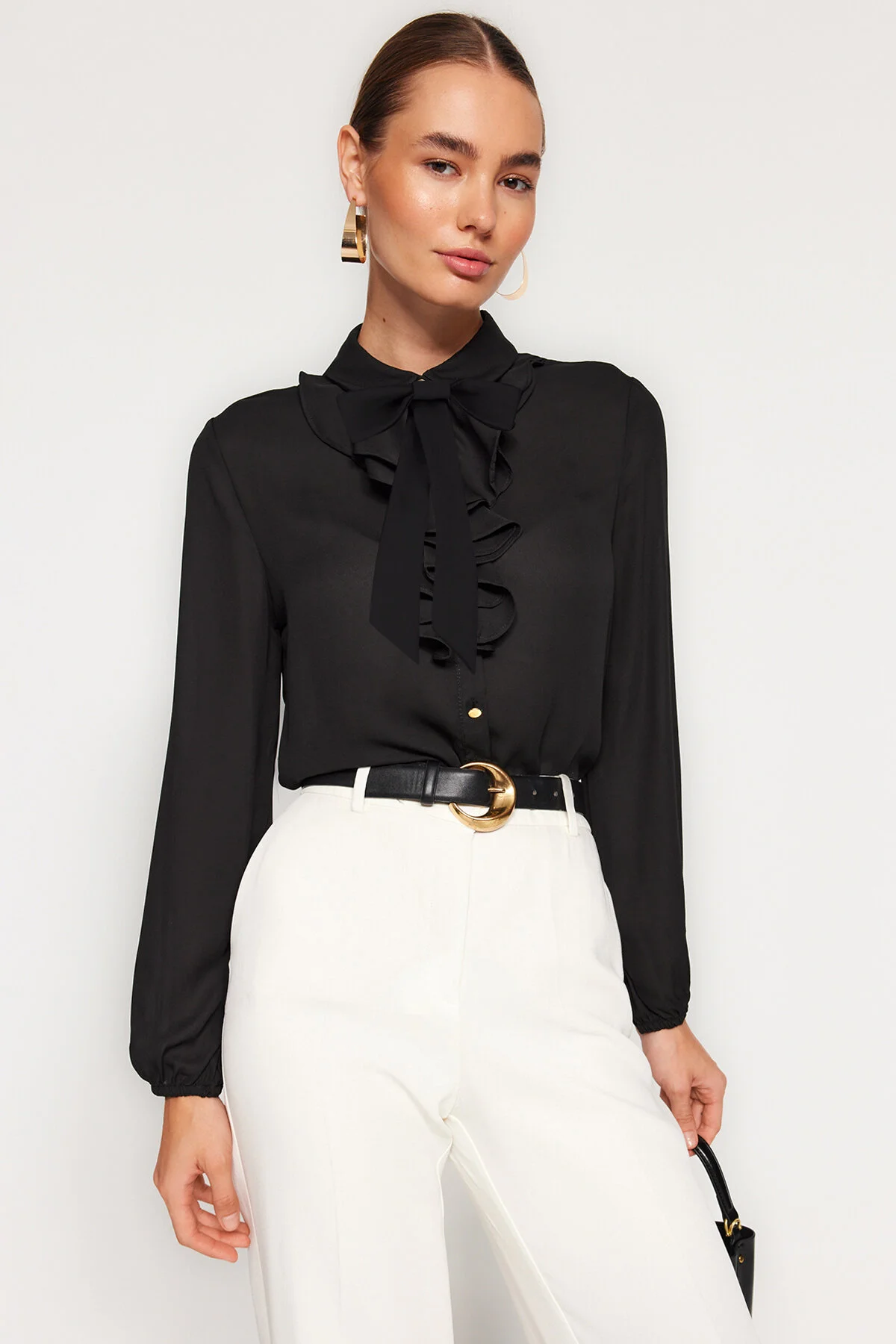 Trendyol Collection  Schwarzes gewebtes Hemd – abnehmbare Schleife, Regular Fit TWOAW24GO00164