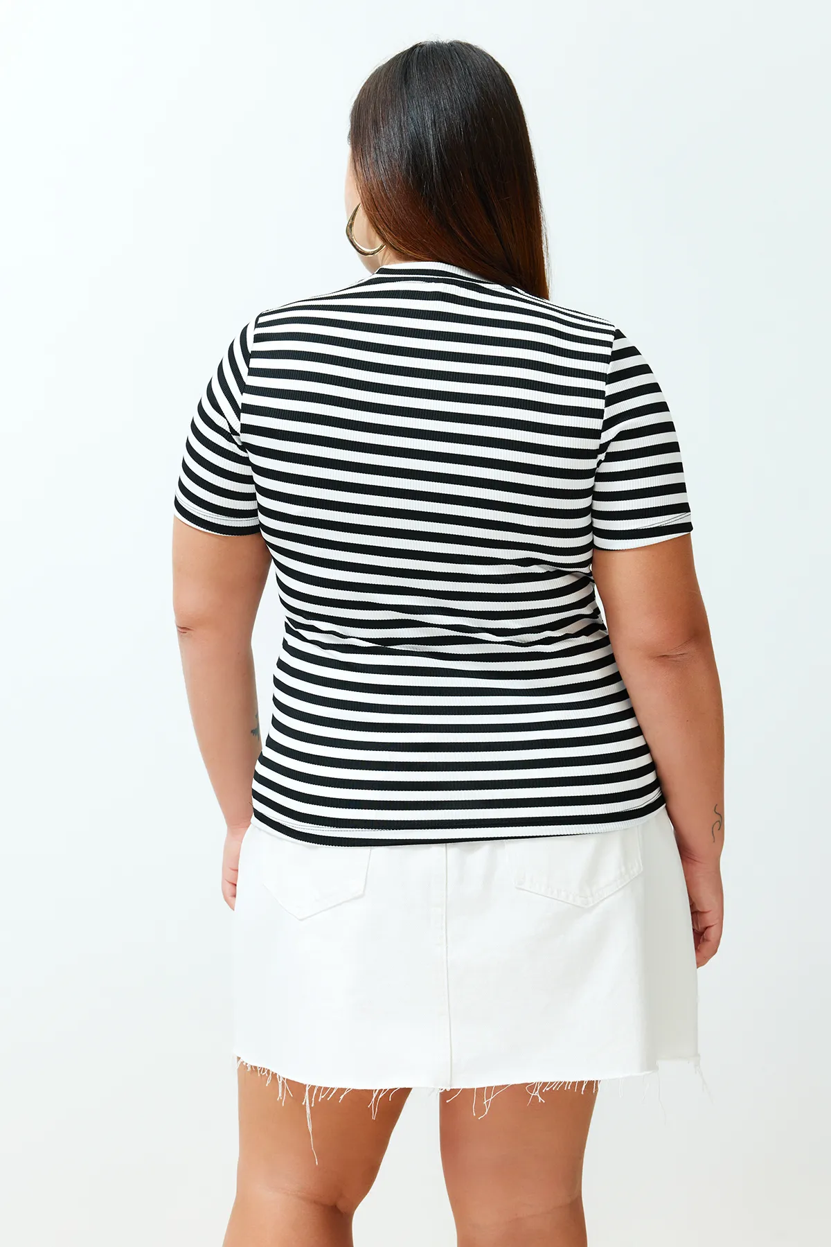 Trendyol Curve  Schwarz-weiß gestreiftes, besticktes, detailliertes Strick-T-Shirt TBBSS24BF00004