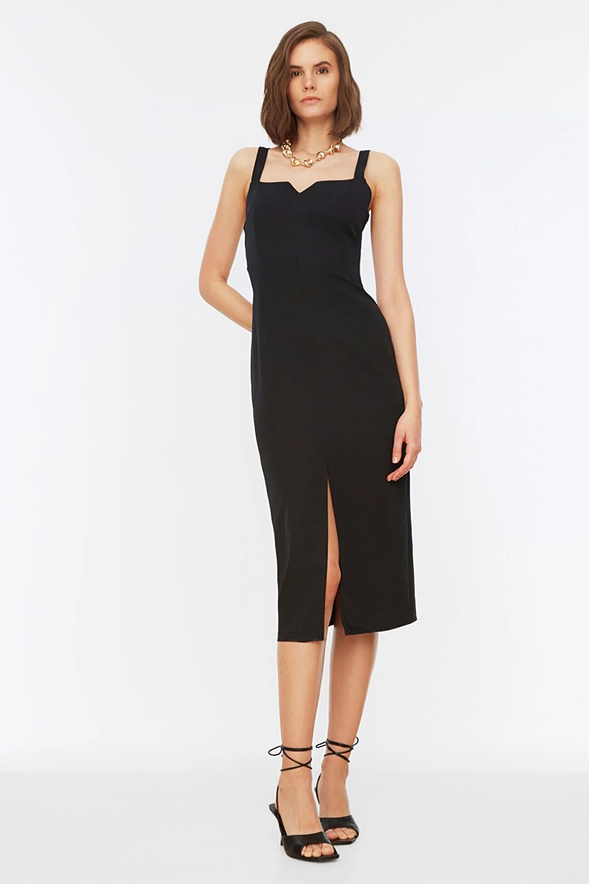 Trendyol Collection  Schwarzes, figurbetontes Midi-Webkleid mit Schlitz und Trägern TWOSS19BB0216