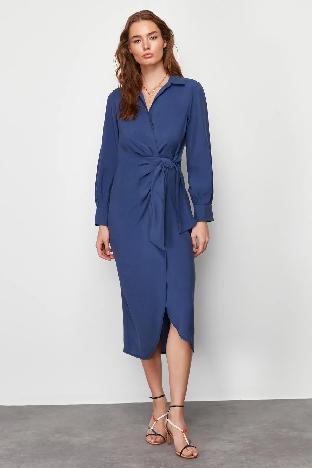 Trendyol Collection  Indigofarbenes, zweireihiges Midi-Webkleid TWOSS24EL00521