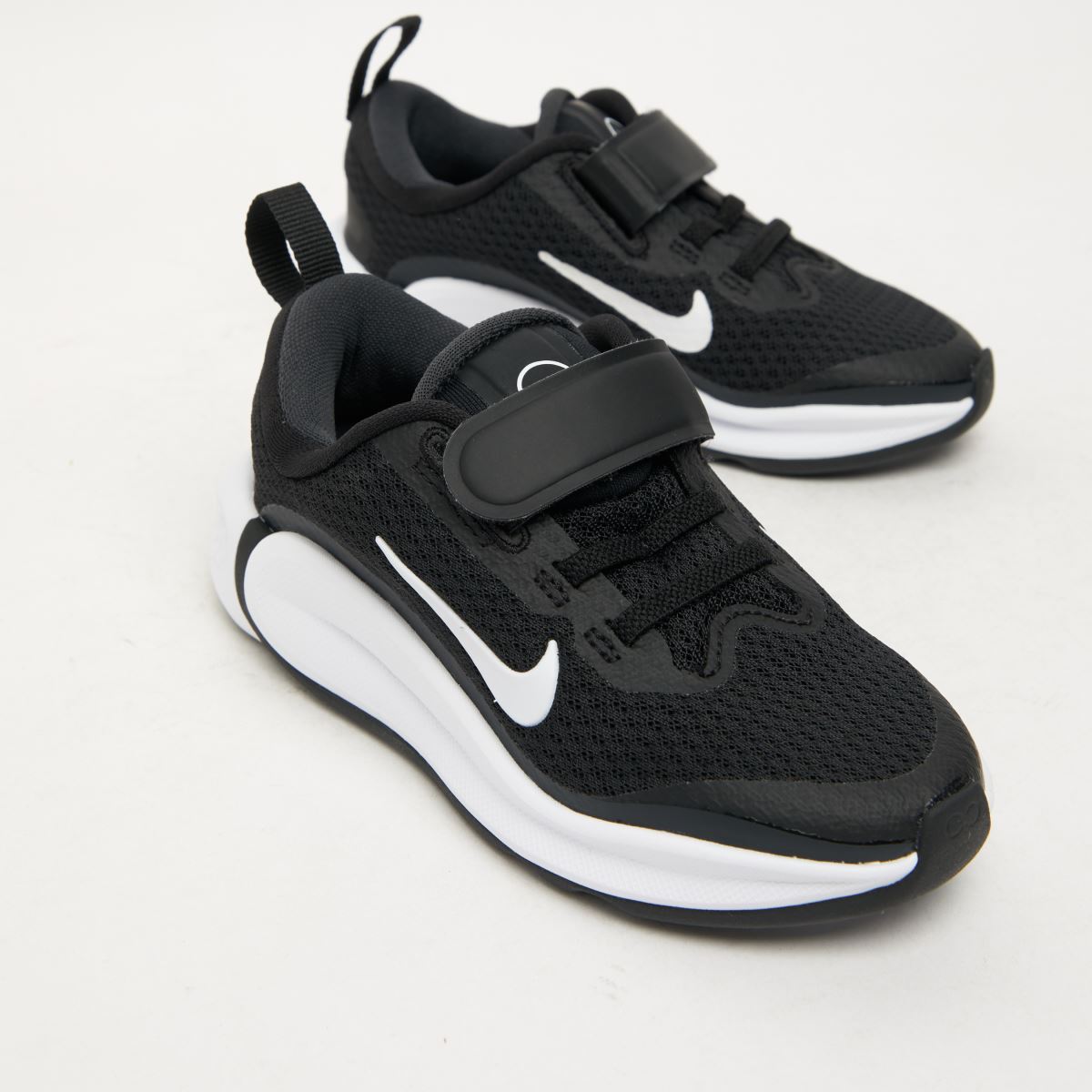 Nike svarta och vita Kidfinity Junior-träningsskor