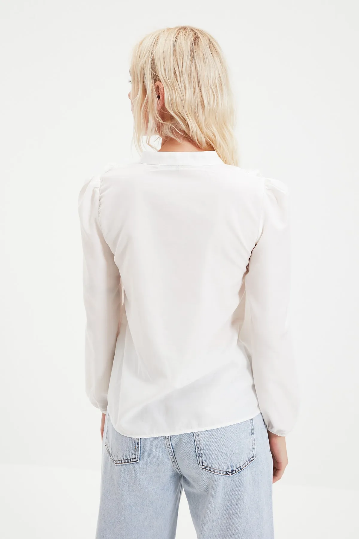 Trendyol Collection  Weißes Spitzenhemd aus Baumwolle - Regular Fit TWOSS20GO0044