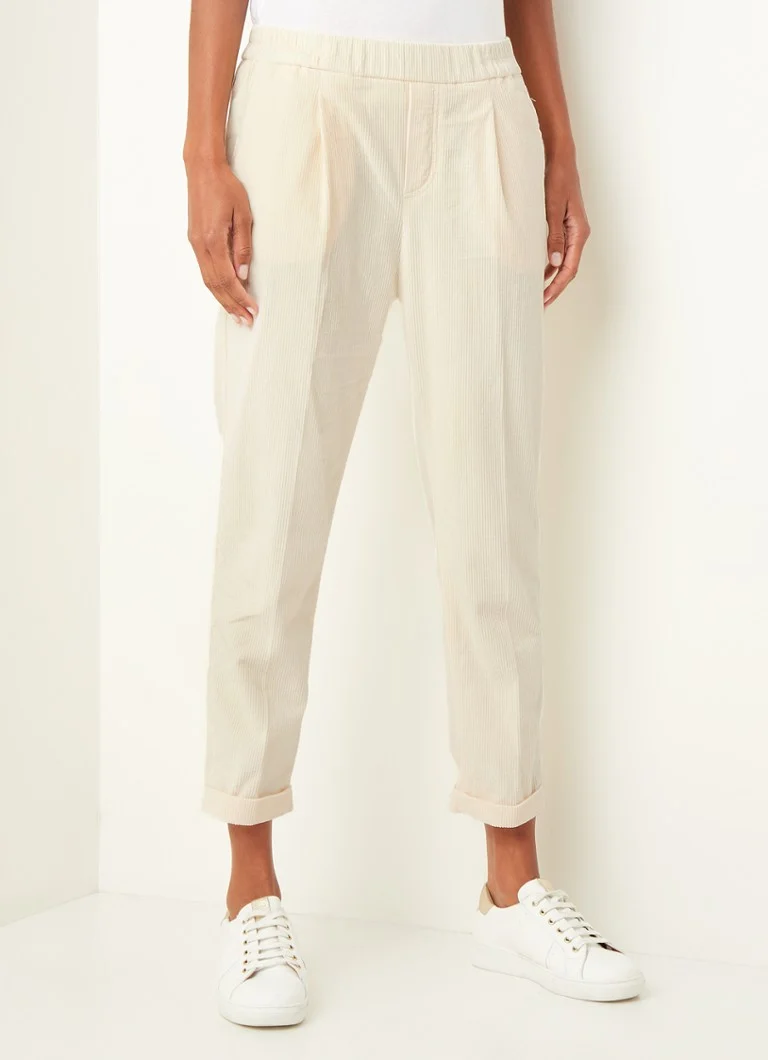Pantaloni mulați din catifea reiată, cu talie înaltă și croială scurtă pe picior, de la Benetton.