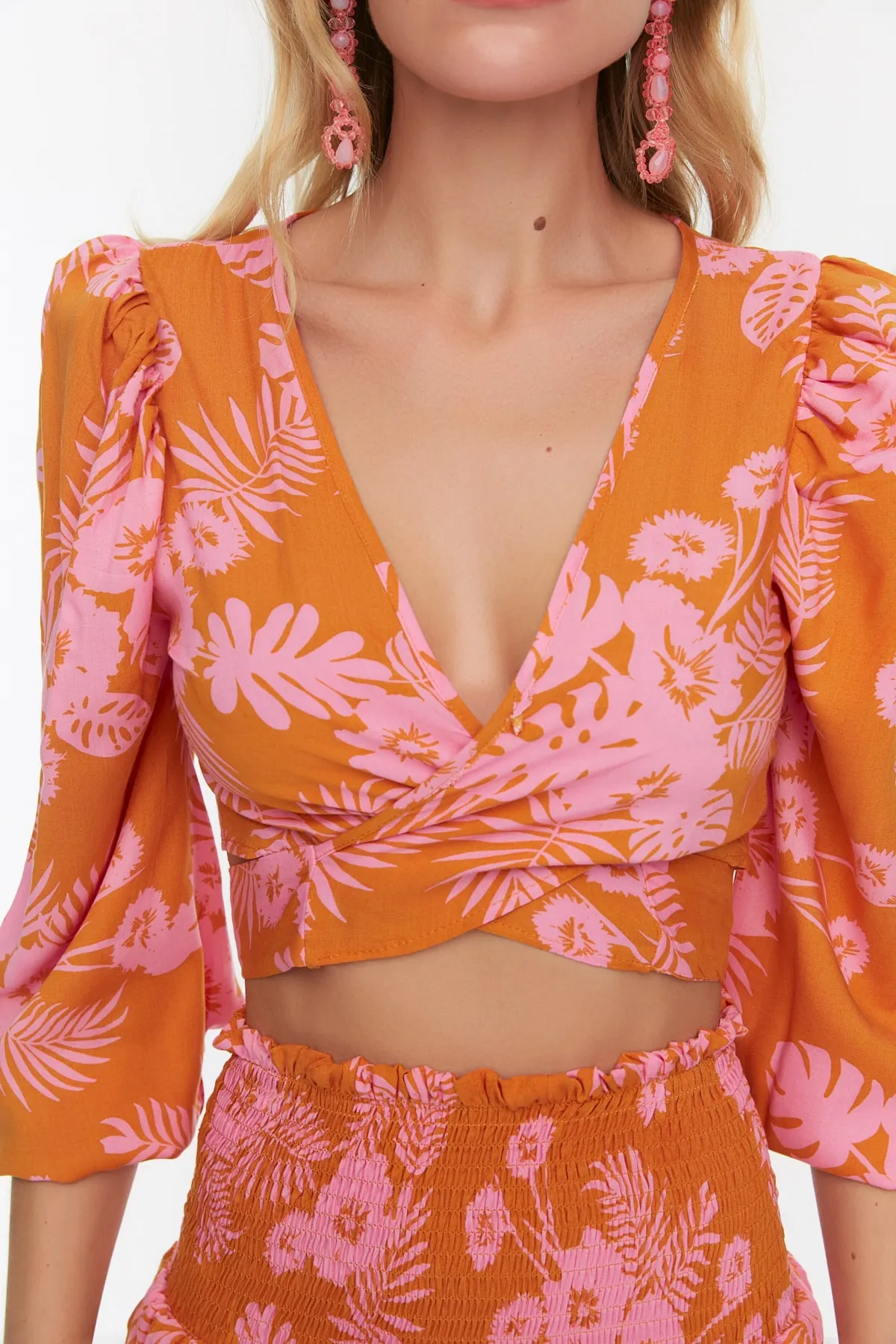 Trendyol Collection  Set aus Strandoberteil und -unterteil mit Blumenmuster in OrangeTBESS20AU0033