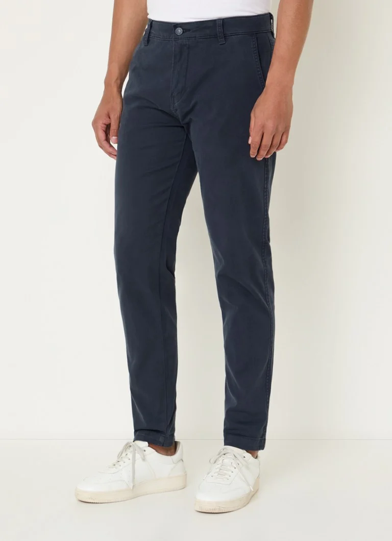 Pantaloni chino Levi's XX cu croială conică pe picioare și buzunare cusute.