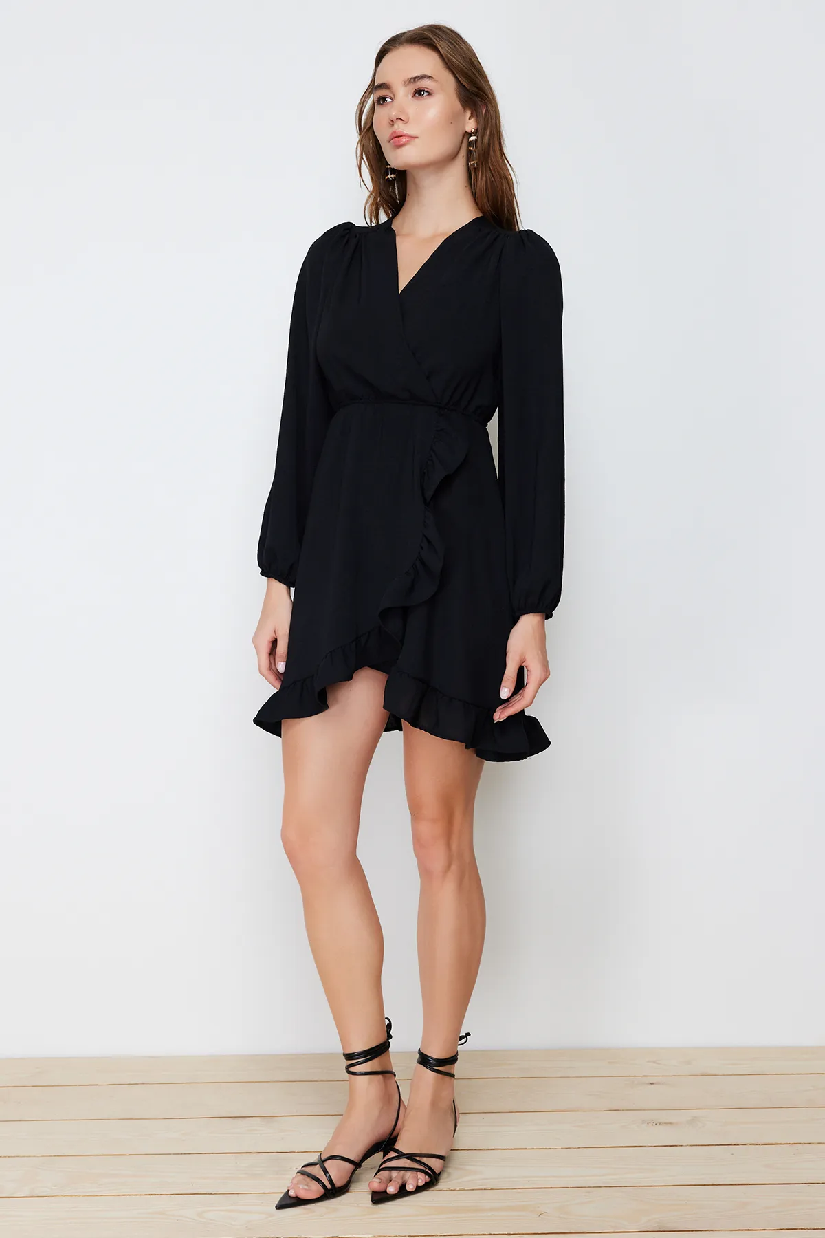 Trendyol Collection  Schwarzes gewebtes Minikleid mit zweireihigem Rock und Rüschen TWOAW24EL00249