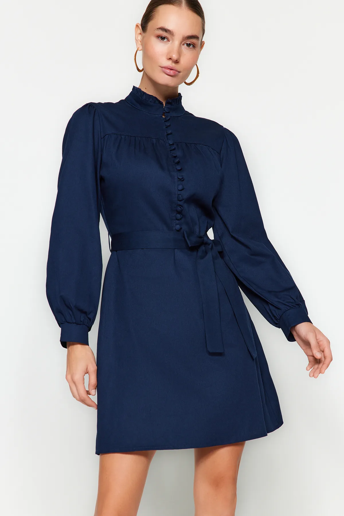 Trendyol Collection  Marineblaues Webkleid mit hohem Kragen TWOAW22EL1346