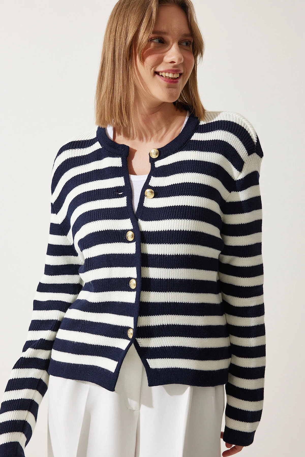 Happiness İstanbul  Gepolsterte Strickjacke mit Streifenmuster in Ecru/Marineblau für Damen US00859