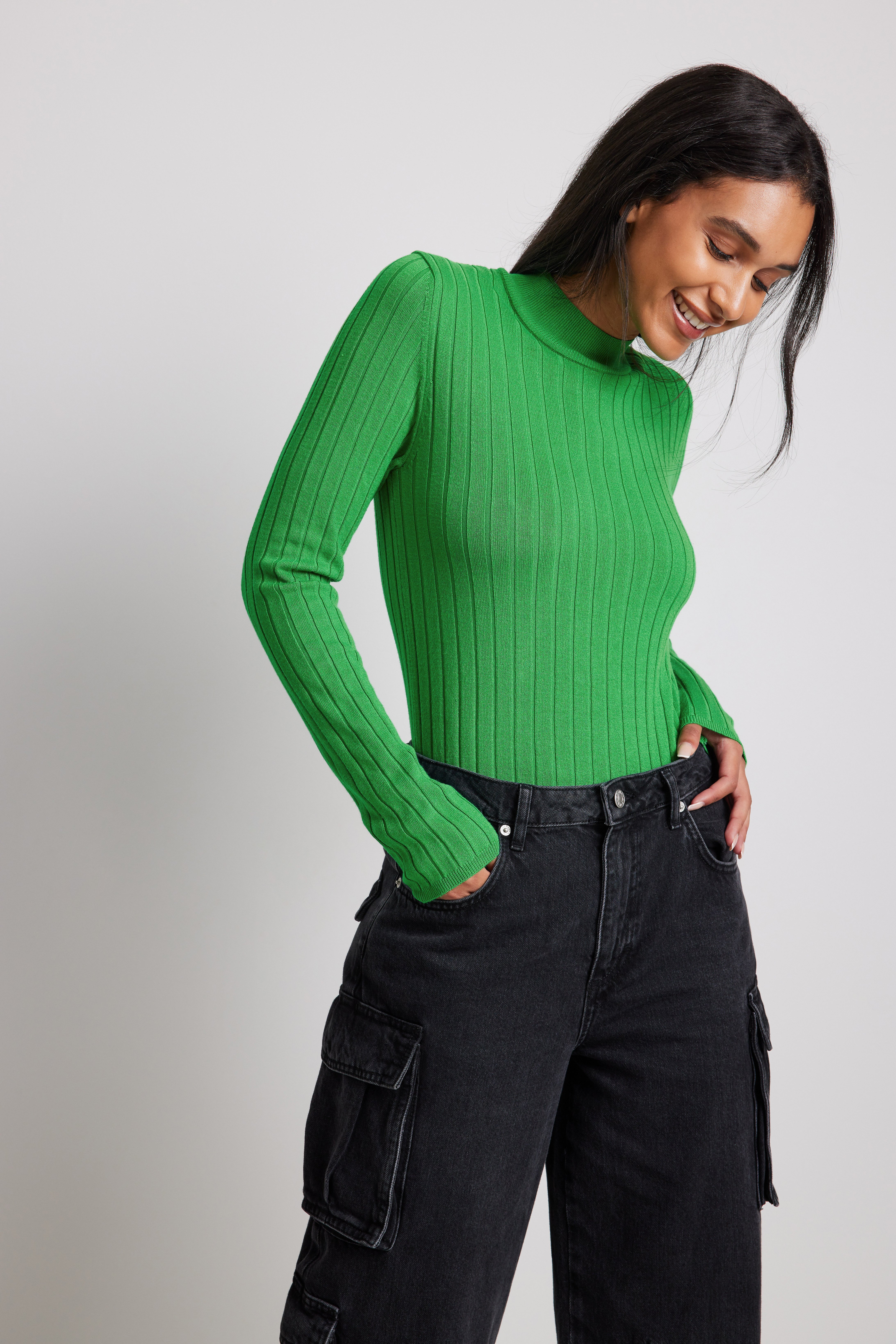 Gerippter Strickpullover mit hohem Ausschnitt