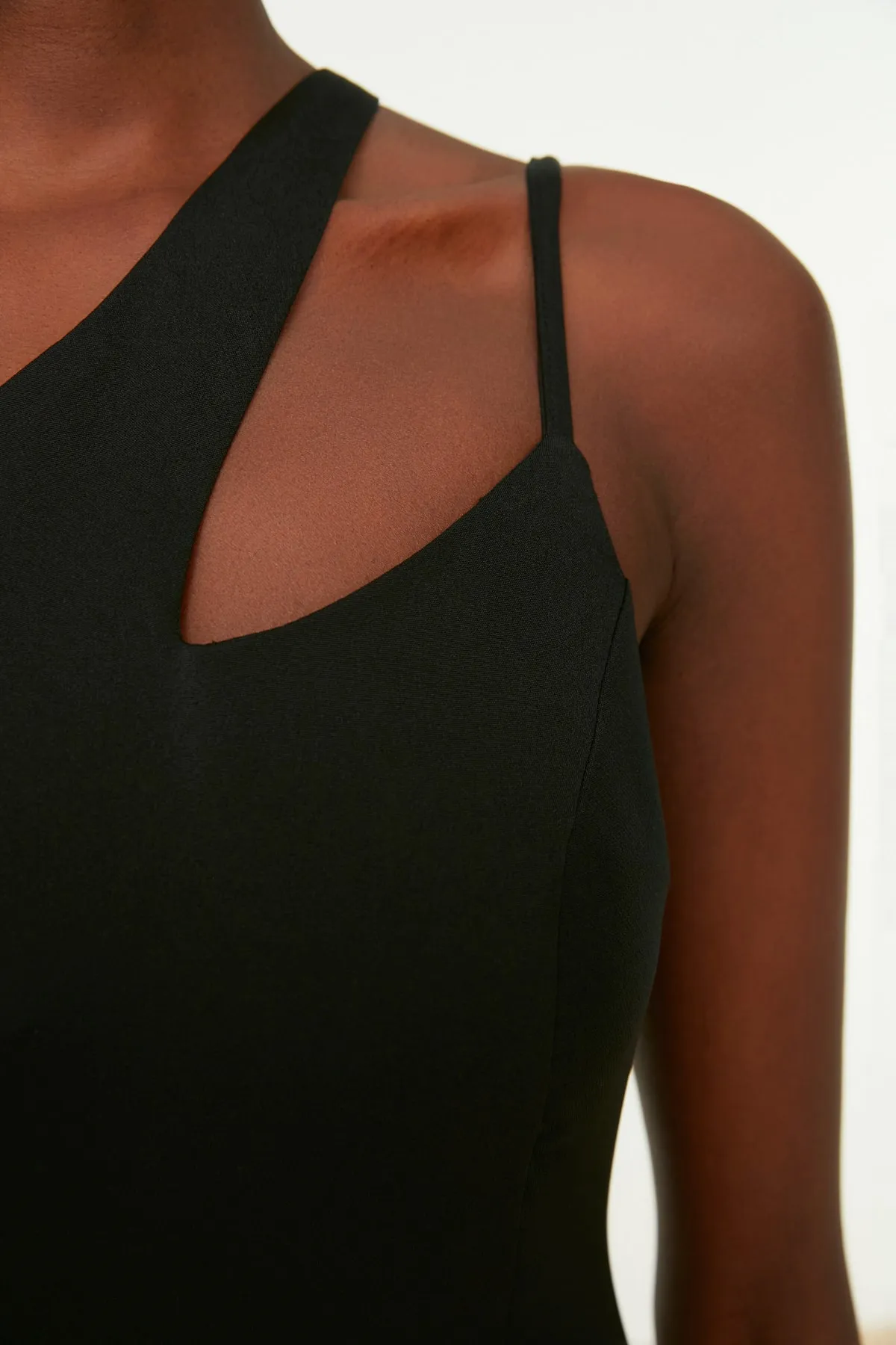 Trendyol Collection  Schwarzes, tailliertes, gewebtes Abendkleid TPRSS22EL1652